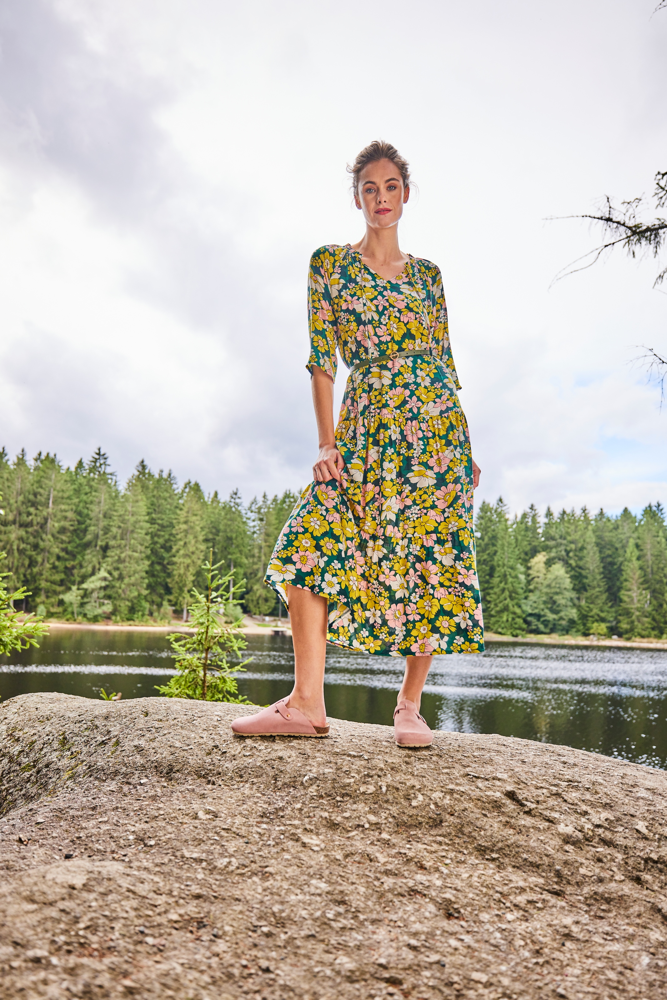 Aniston CASUAL Sommerkleid mit farbenfrohen Blütendruck - jedes Teil ein Unikat
