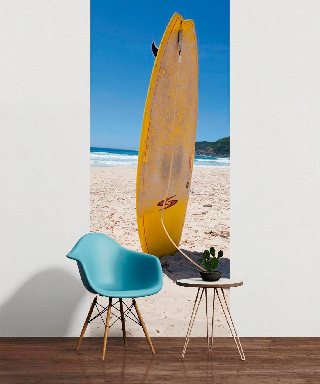 living walls Fototapete »Surfboard im Sand«, Vlies, Wand, Schräge günstig online kaufen