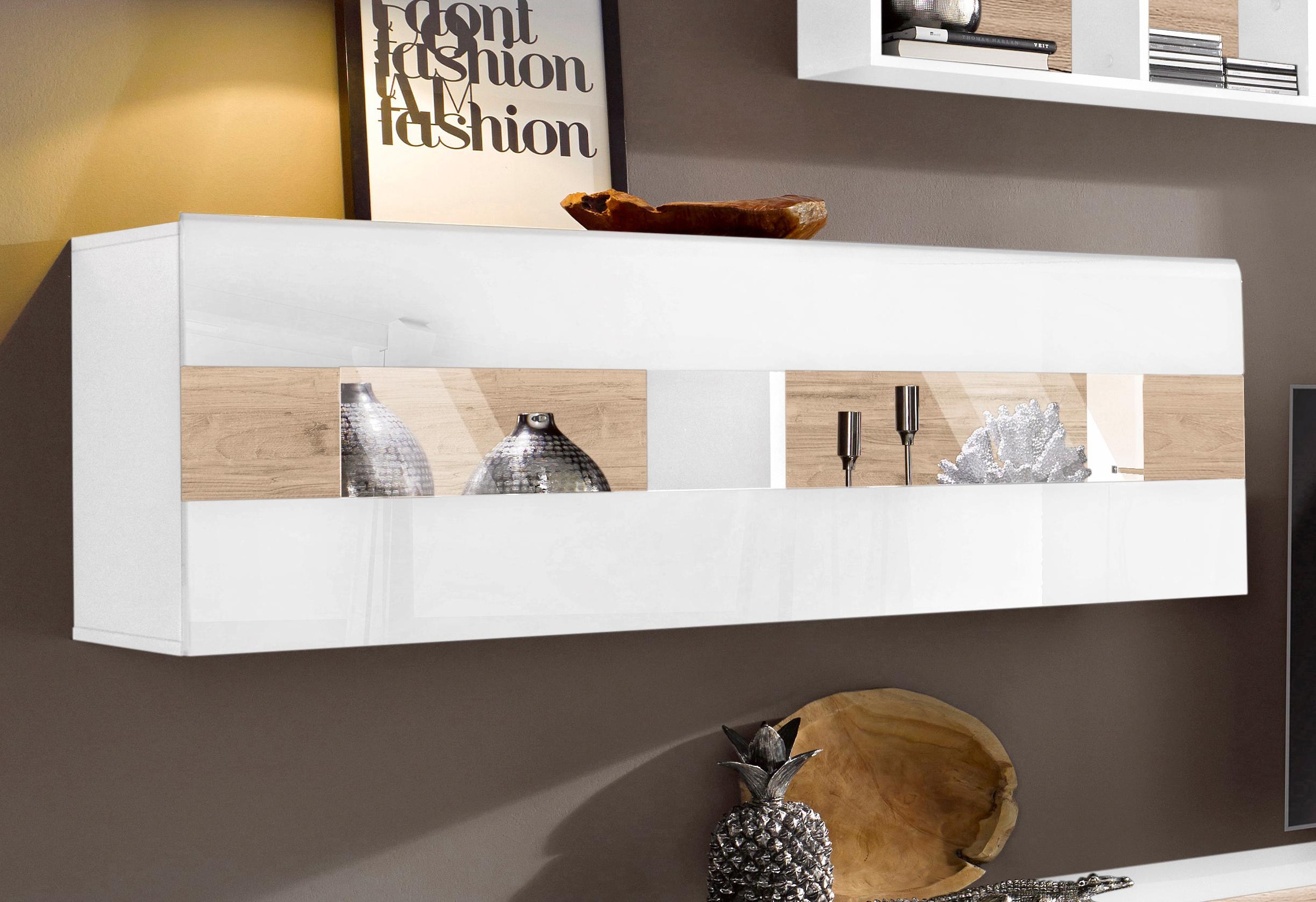 INOSIGN Hängevitrine »Toledo,Breite 131 cm trendige Glasvitrine mit dekorative MDF-Front«, Vitrine mit Glasfront, ohne Beleuchtung, viel Stauraum