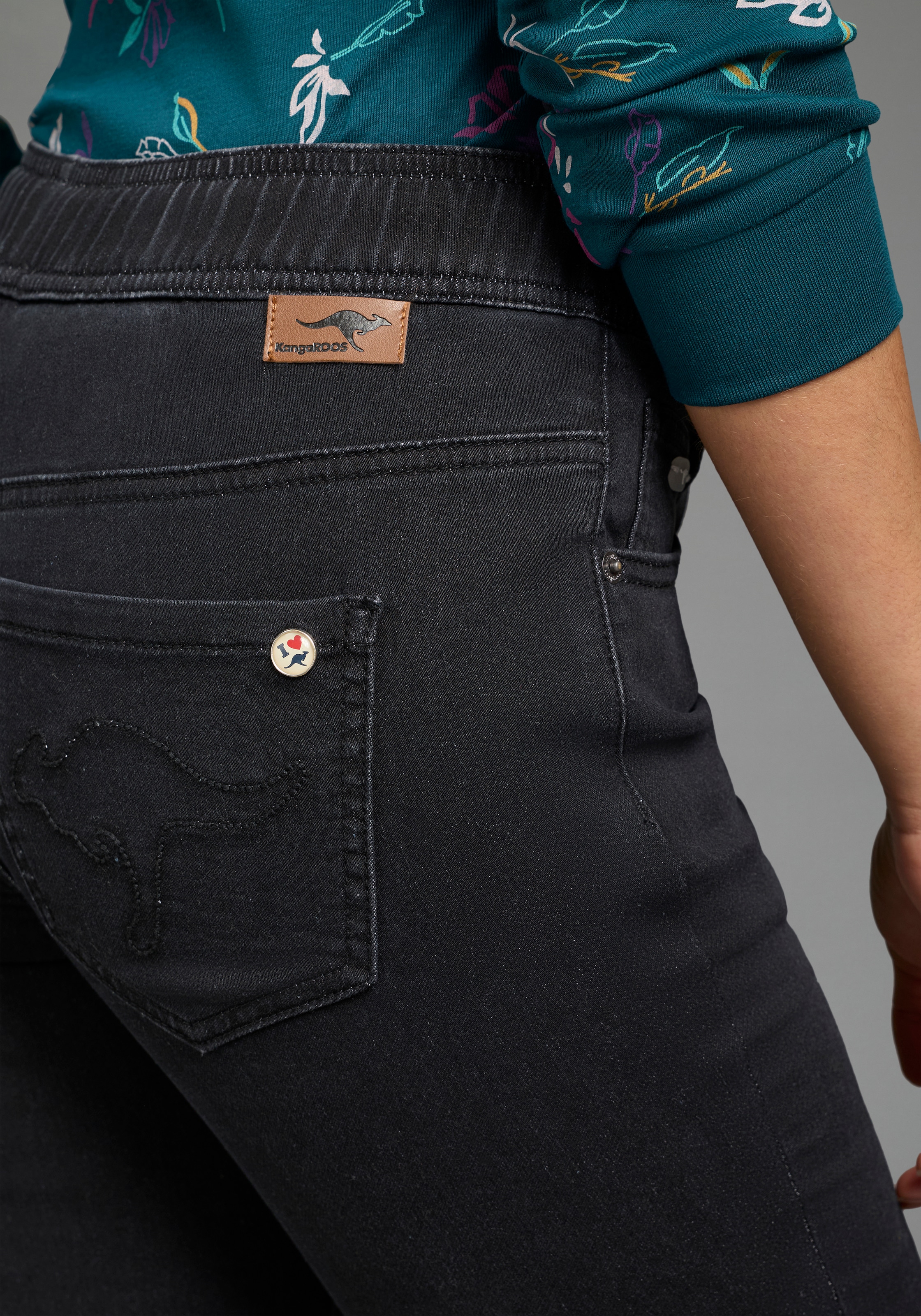 KangaROOS Jogg Pants mit Eingrifftaschen, Gesäßtaschen und Coinpocket, gerader Straight-Fit
