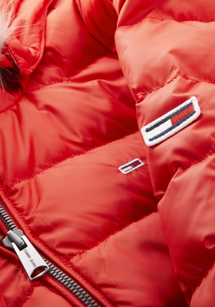 Tommy Jeans Daunenjacke »BASIC HOODED DOWN JACKET«, mit Kapuze, mit Fellimitat an der Kapuze & Tommy Jeans Logo-Flag