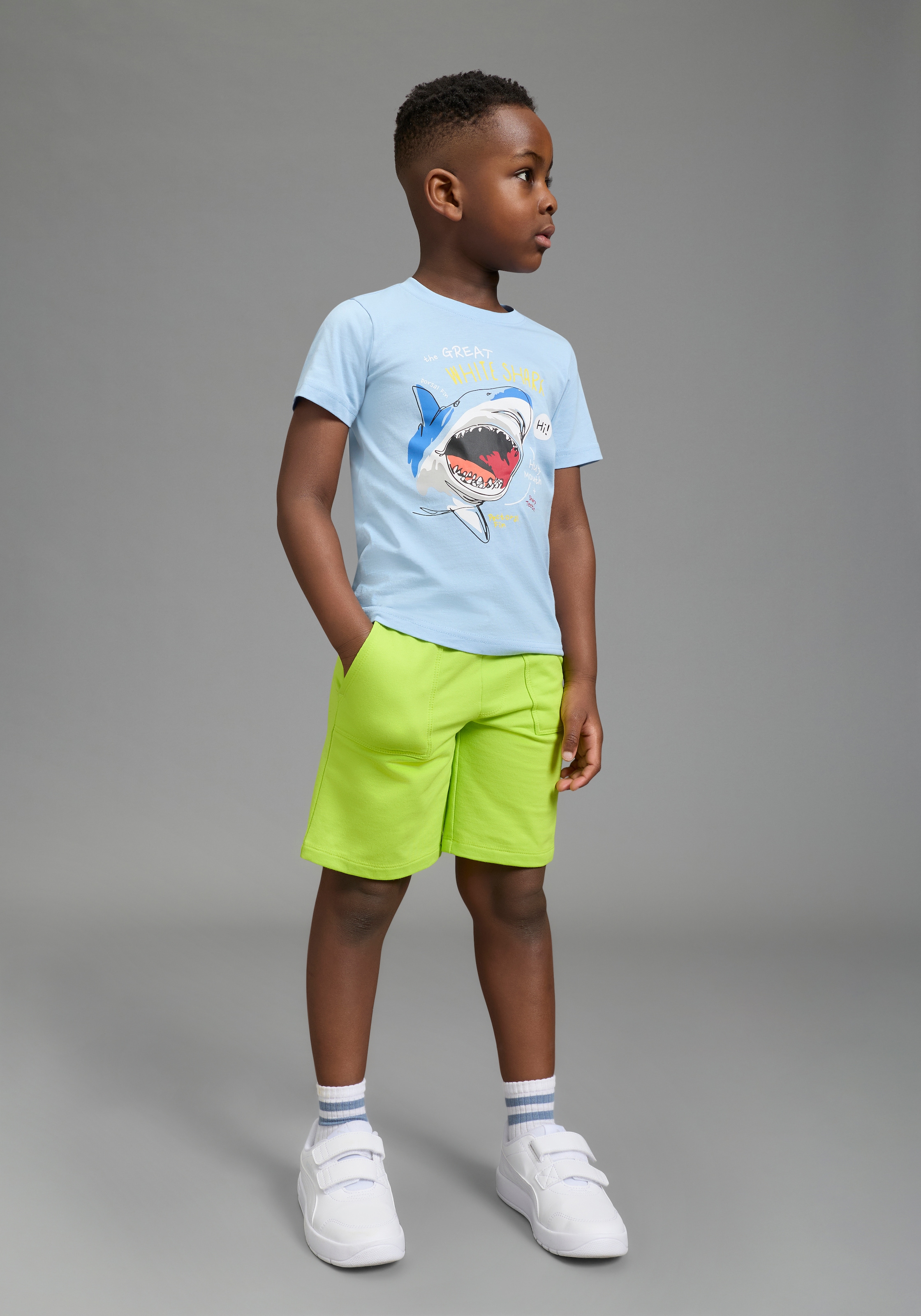 KIDSWORLD T-Shirt »2er Pack Shirts mit Hai Motiven für kleine Jungen« Packung, 2, 2 tlg. modischer Stil, mit Rundhalsausschnitt, Kurzarm, bedruckt