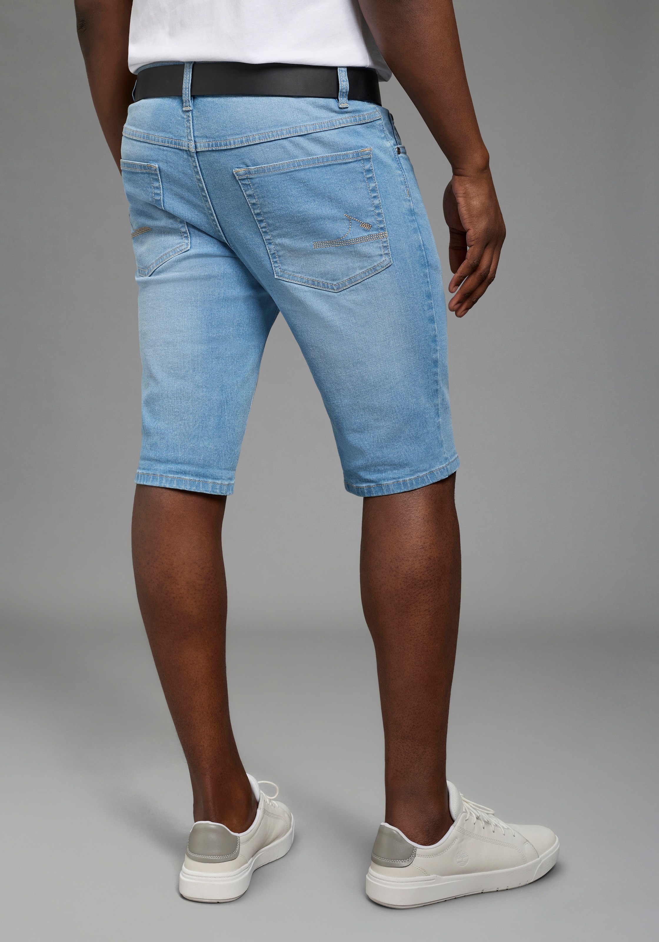 DELMAO Jeansshorts gerade geschnittene Beine, Regular-Fit, kniefreie Länge