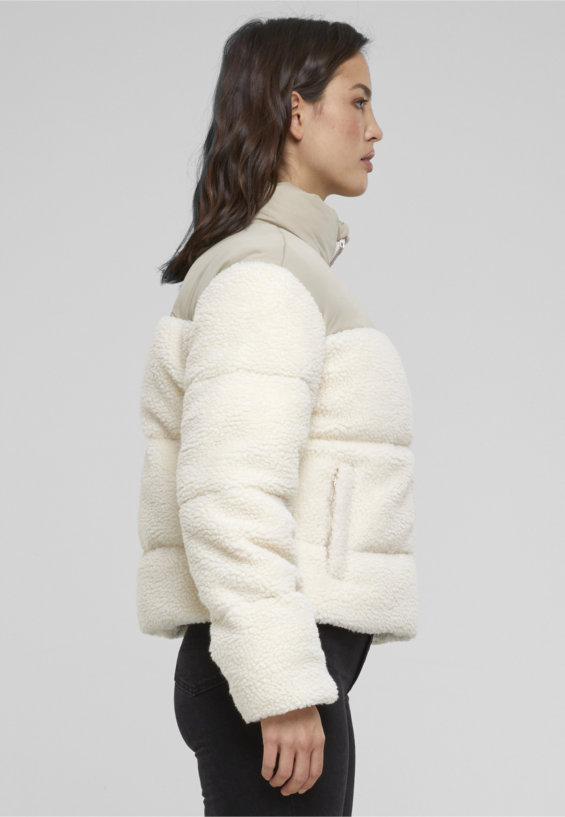 URBAN CLASSICS Winterjacke »Urban Classics Damen Ladies Short Sherpa Mix Puffer Jacket« 1 Stk. tlg. ohne Kapuze