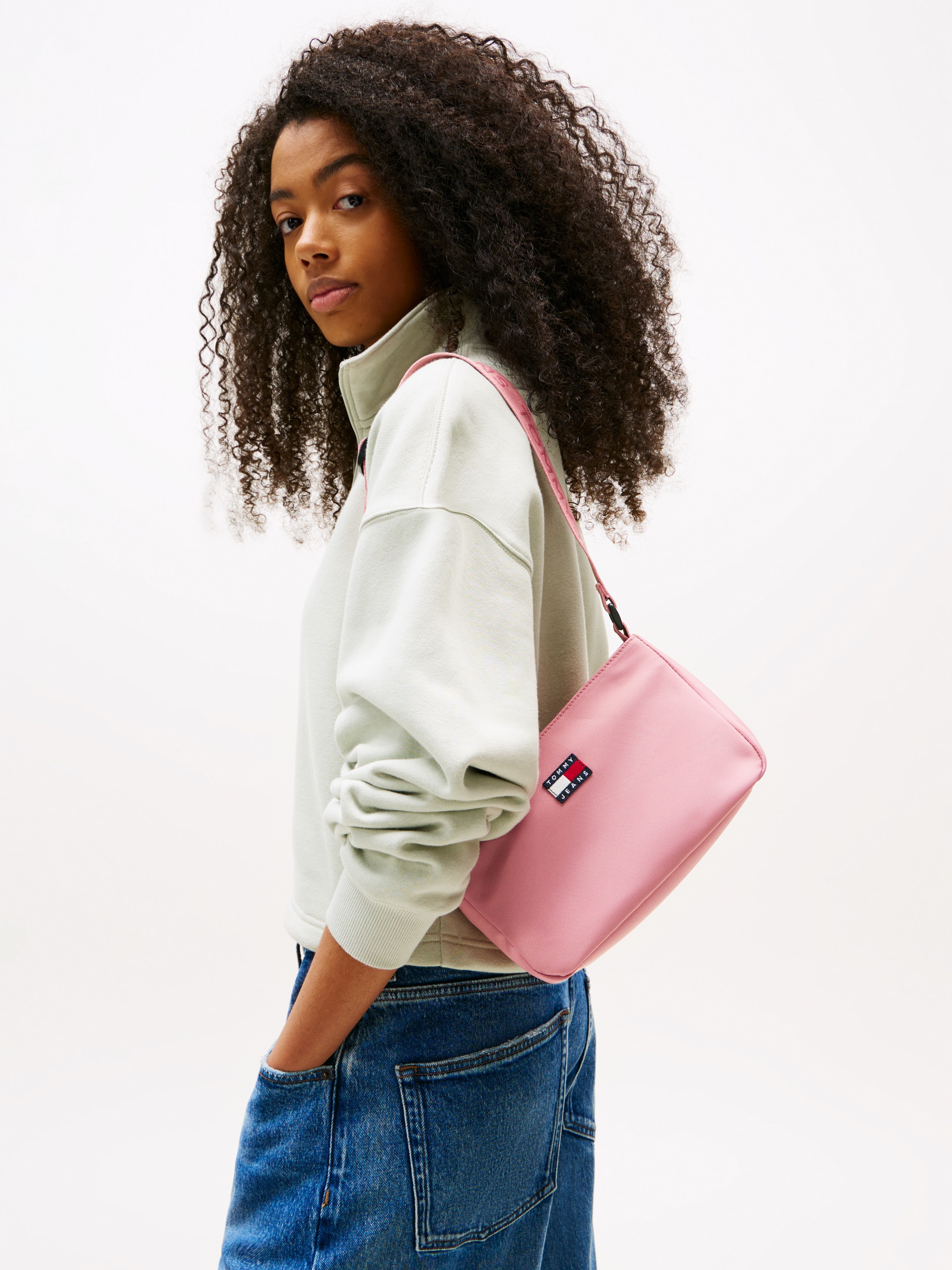 Tommy Jeans Schultertasche »TJW DAILY SHOULDER BAG«, Damen Umhängetasche, Freizeittasche mit Logo-Schriftzug