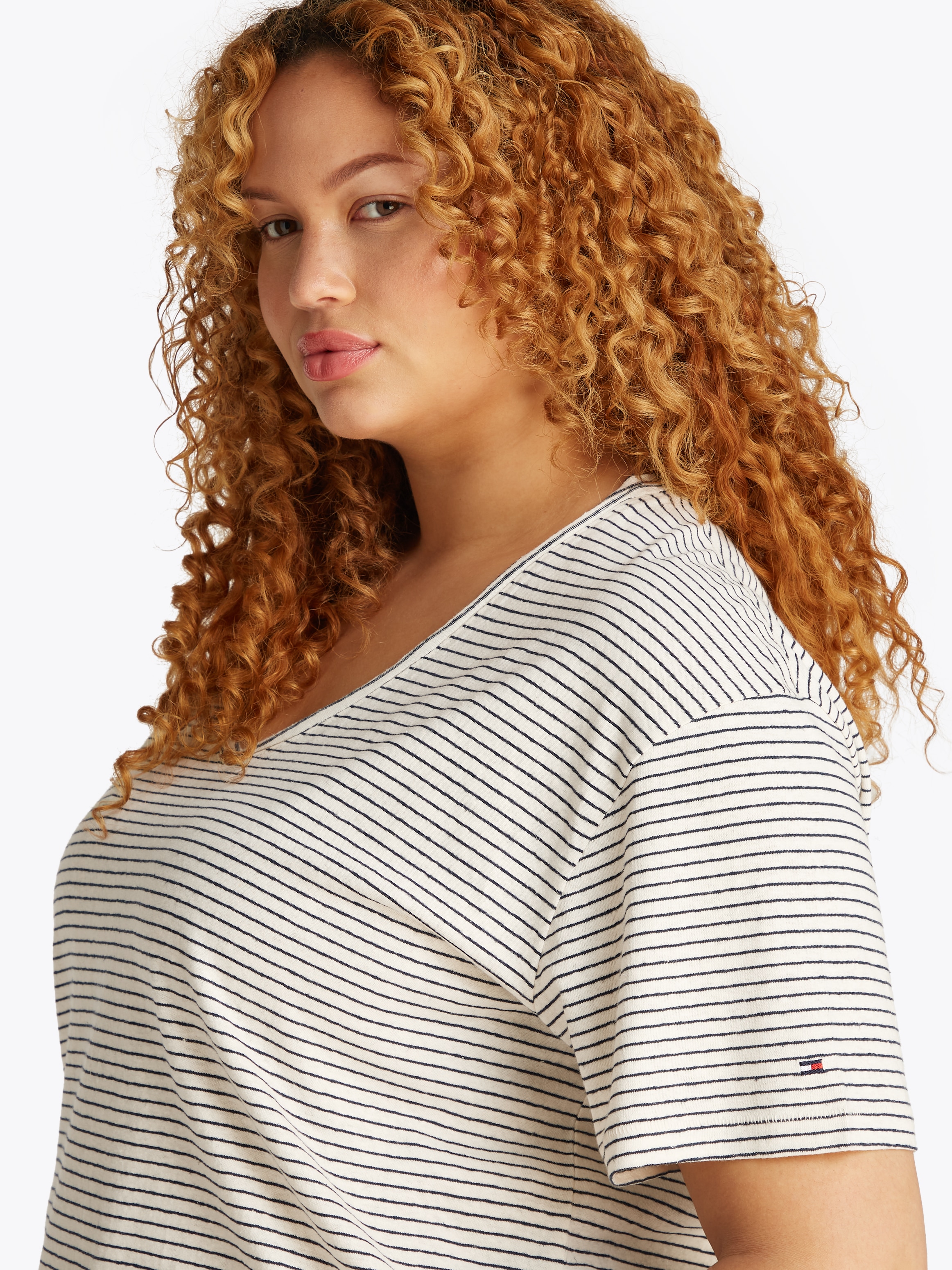 Tommy Hilfiger Curve V-Shirt »CRV MODERN CO LINEN V-NK SS«, in Großen Größen