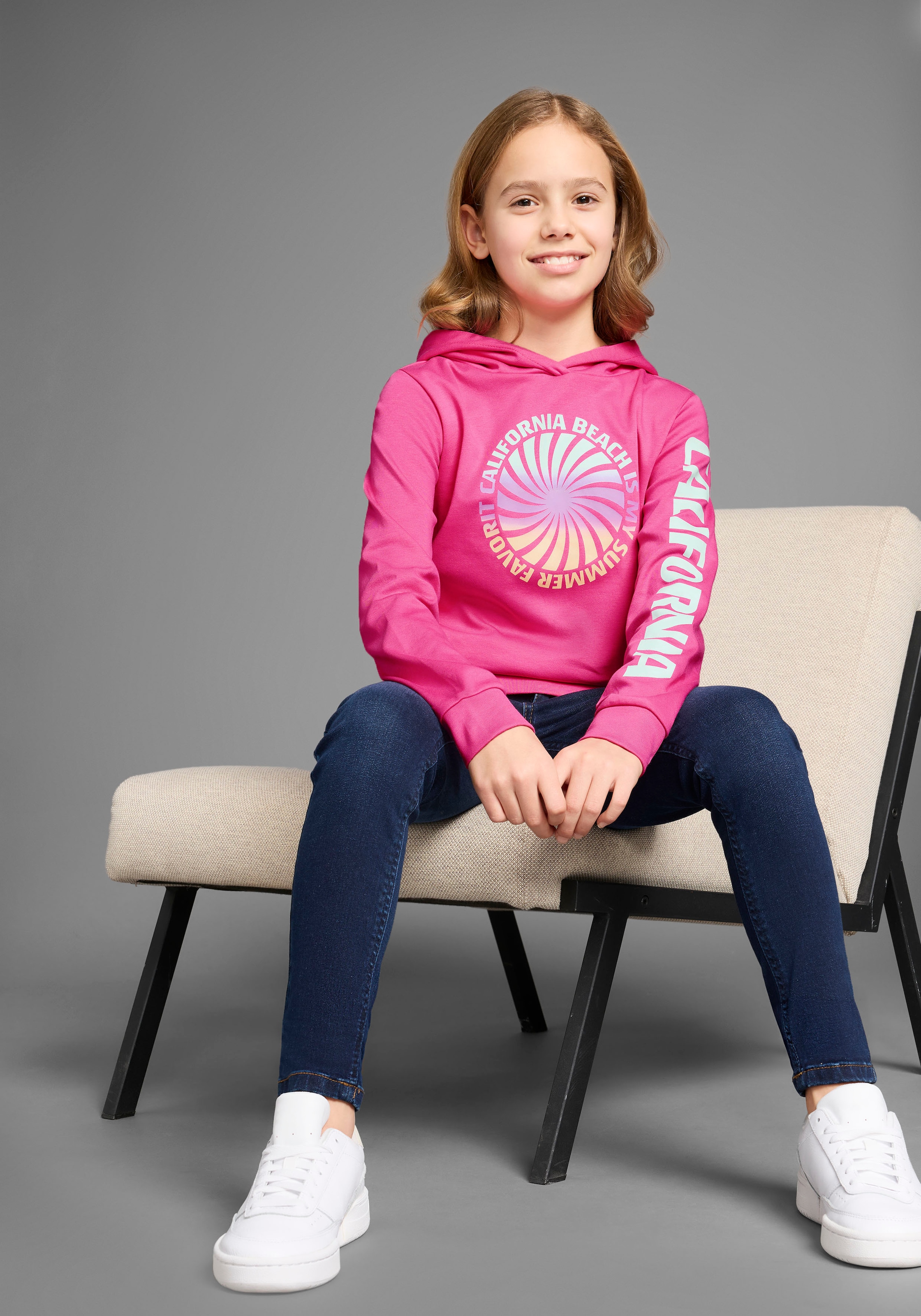 KIDSWORLD Kapuzenshirt », Langarmshirt mit Ärmelprint« Langarm,  gerade Passform,  mit coolem Aufdruck