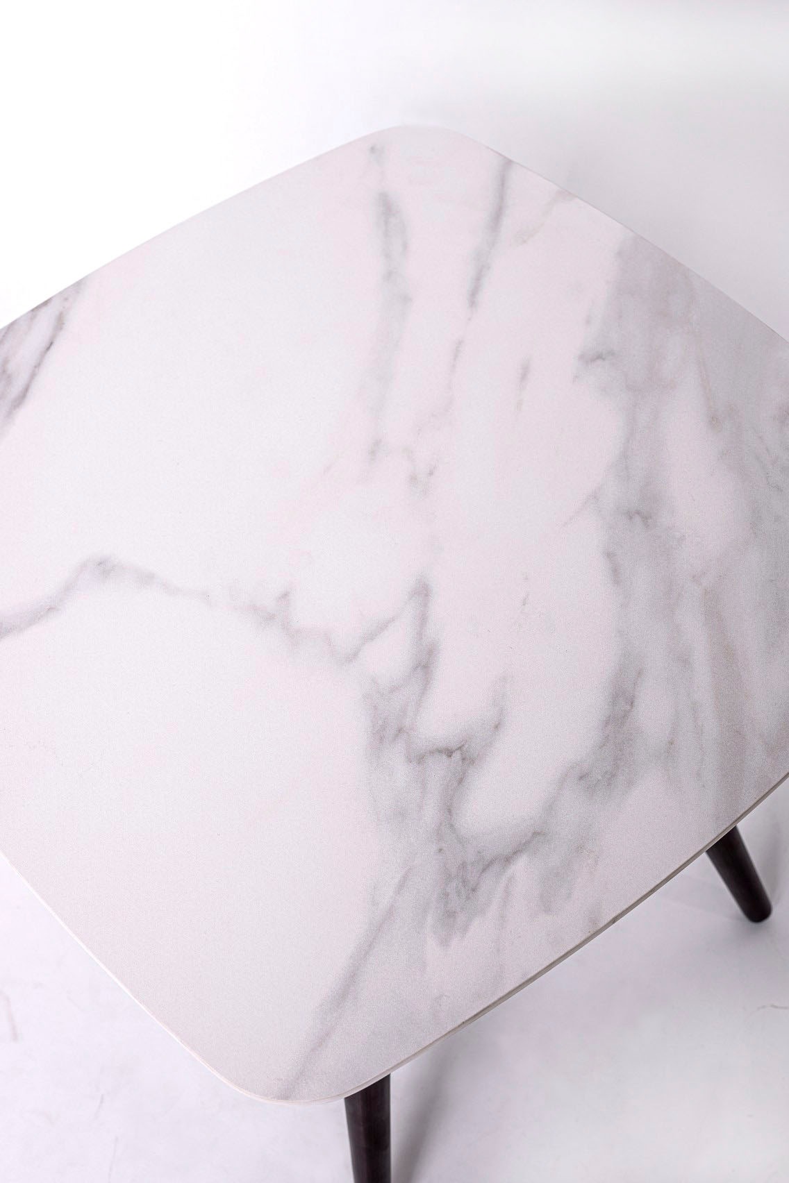 Leonique Beistelltisch »Fremont«, Keramik-Beistelltisch, Marmoroptik, Metallbeine schwarz, ca. 60x60x55