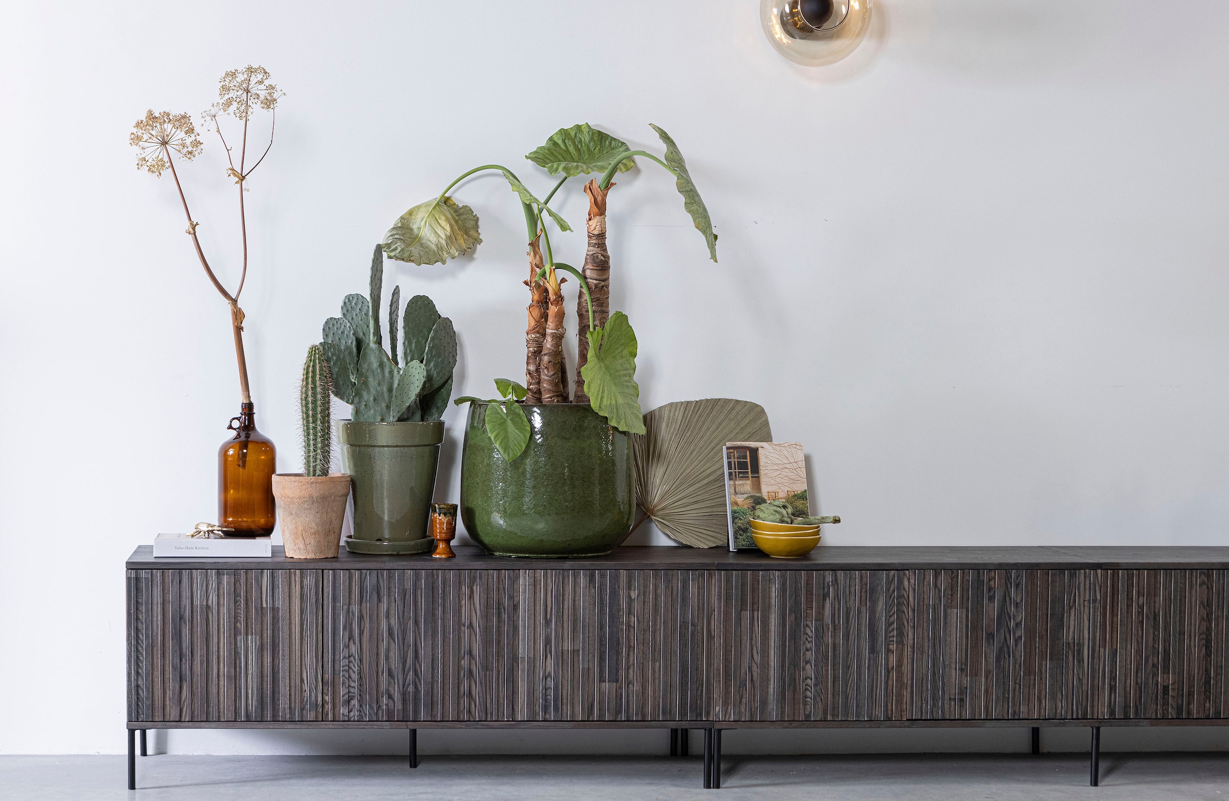 WOOOD Sideboard »New Gravure, TV-Kommode, Breite 100 cm oder 150 cm«, Kommode Höhe 56 cm, mit grafischen Relieftüren, viel Stauraum
