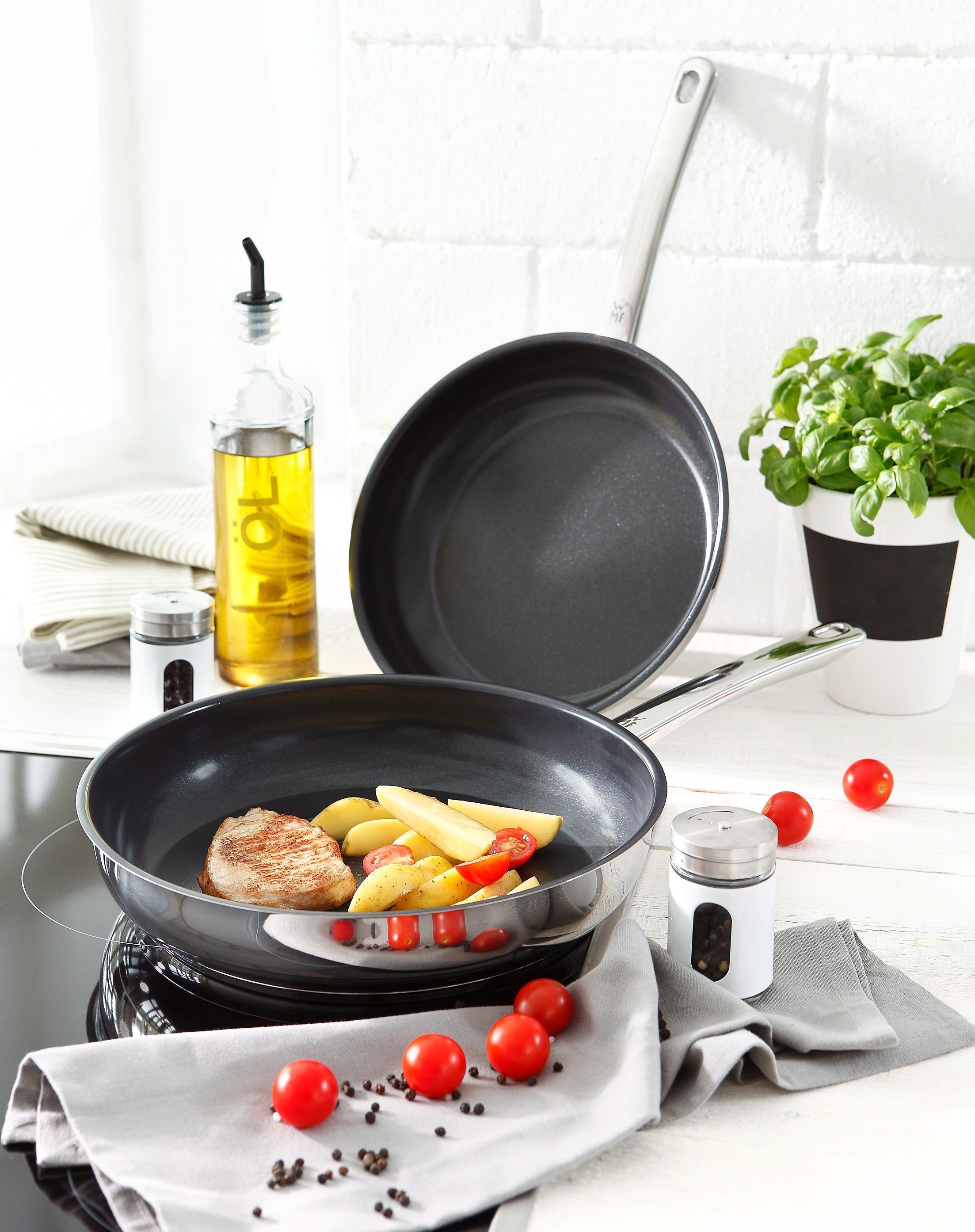WMF Pfannen-Set »Devil Bratpfannen Induktion«, Cromargan® Edelstahl Rostfrei 18/10, (Set, 2 tlg., 1x Bratpfanne Ø 24 cm, 1x Bratpfanne Ø 28 cm), für alle Herdarten geeignet, ergonomischer Edelstahlgriff