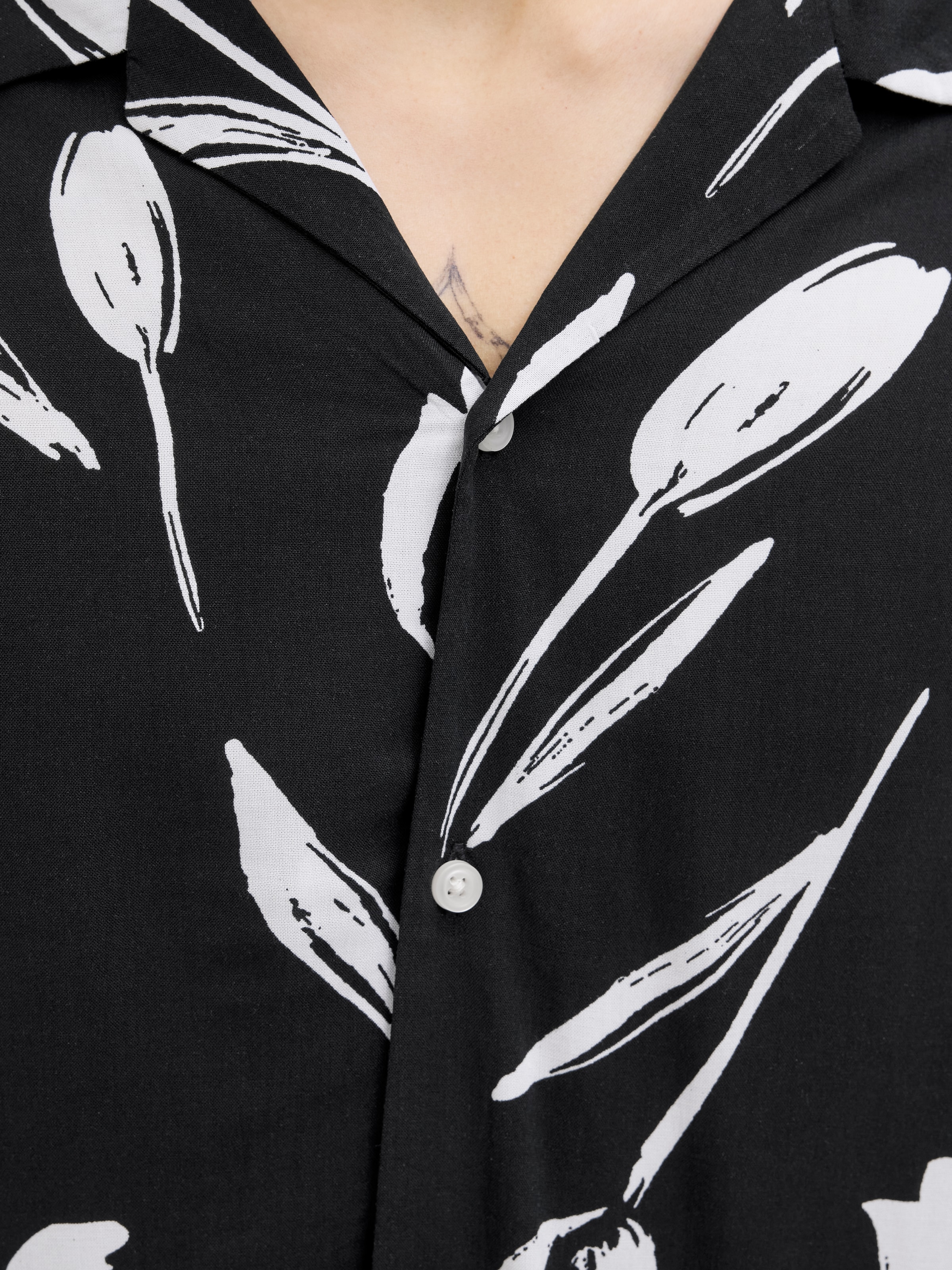 Jack & Jones Kurzarmhemd »JJEJEFF CHARGE RESORT SHIRT SS SN« mit All-Over Print