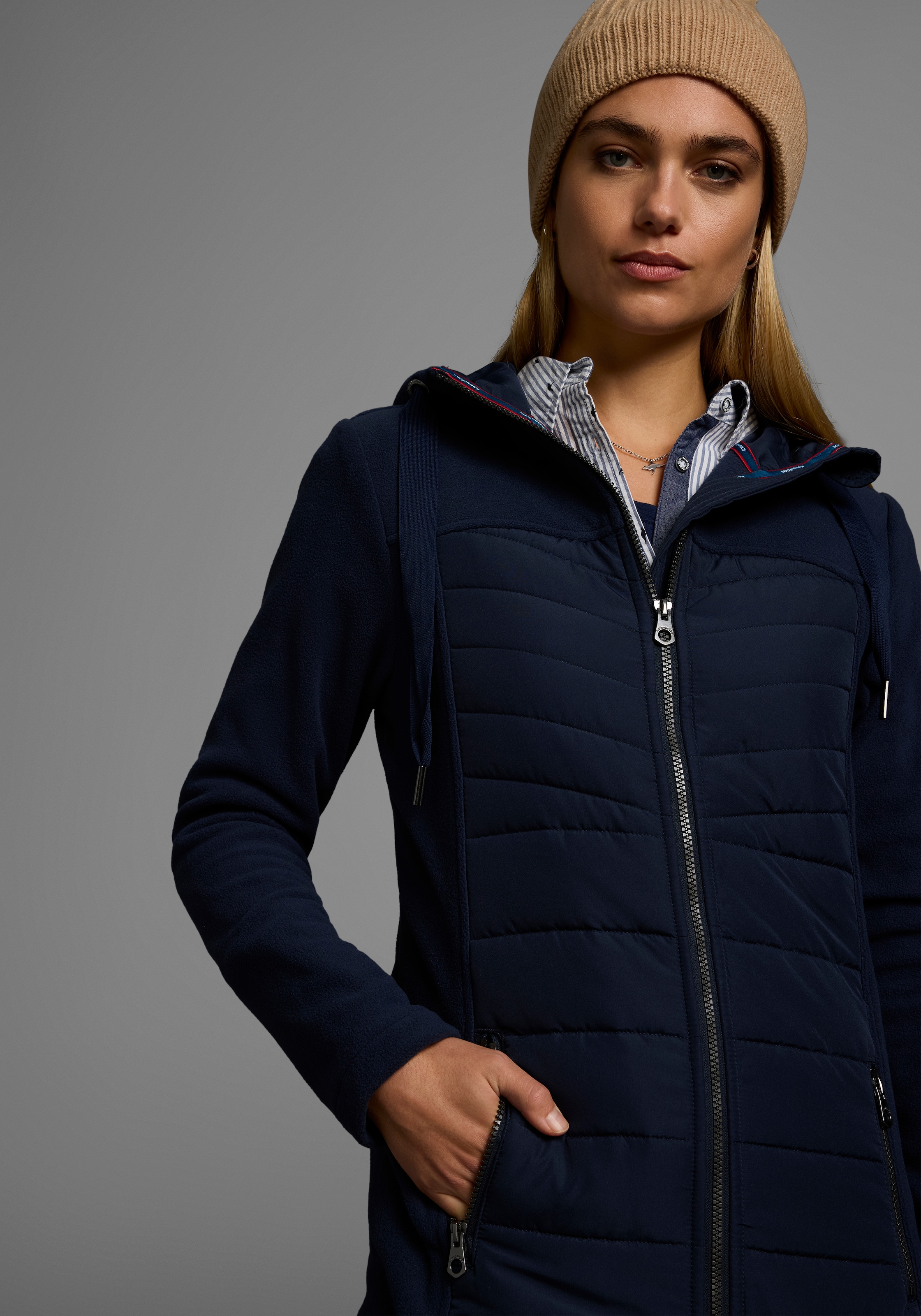 KangaROOS Langjacke, mit Kapuze, leichter Webstoff, figurbetonter Schnitt, mit Kapuze