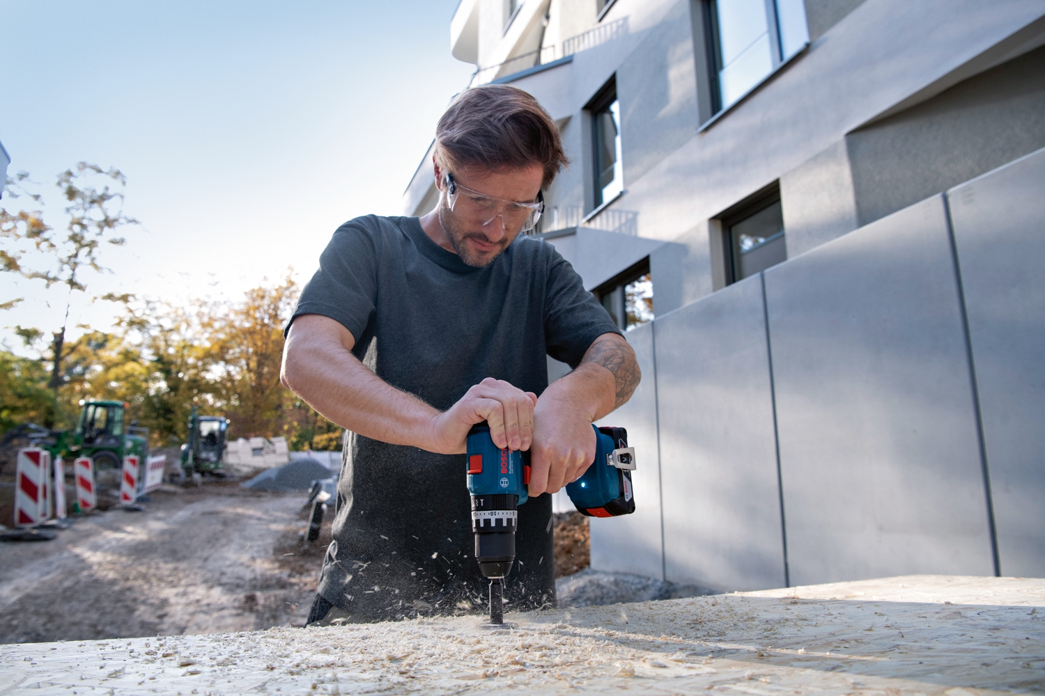 Bosch Professional Akku-Schlagbohrmaschine »»GSB 18V-45««, Inkl. 2x Akkus 3,0Ah und Schnellladegerät GAL 18V-40, in L-BOXX
