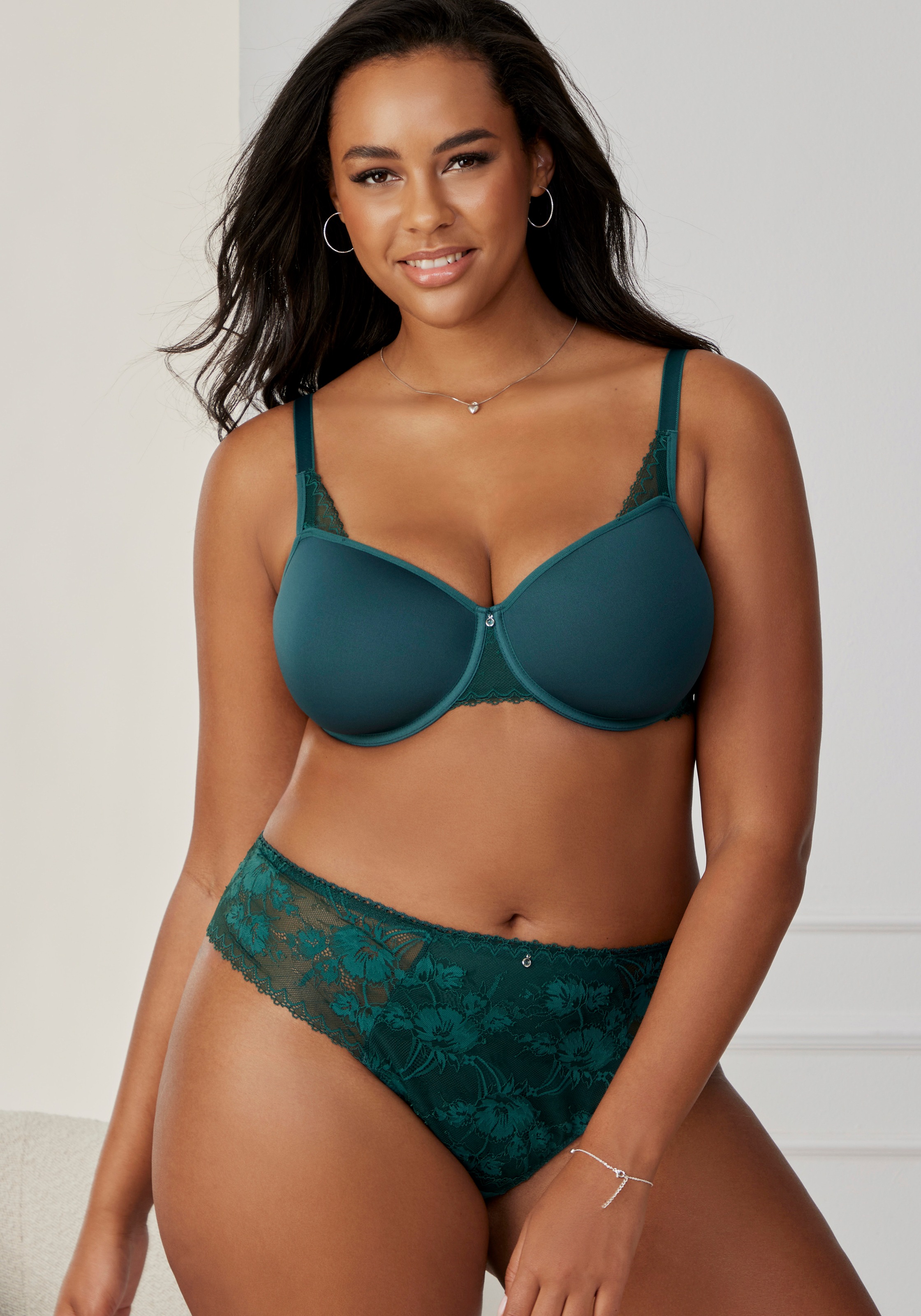 LASCANA String, rundherum aus floraler, dezent transparenter Spitze