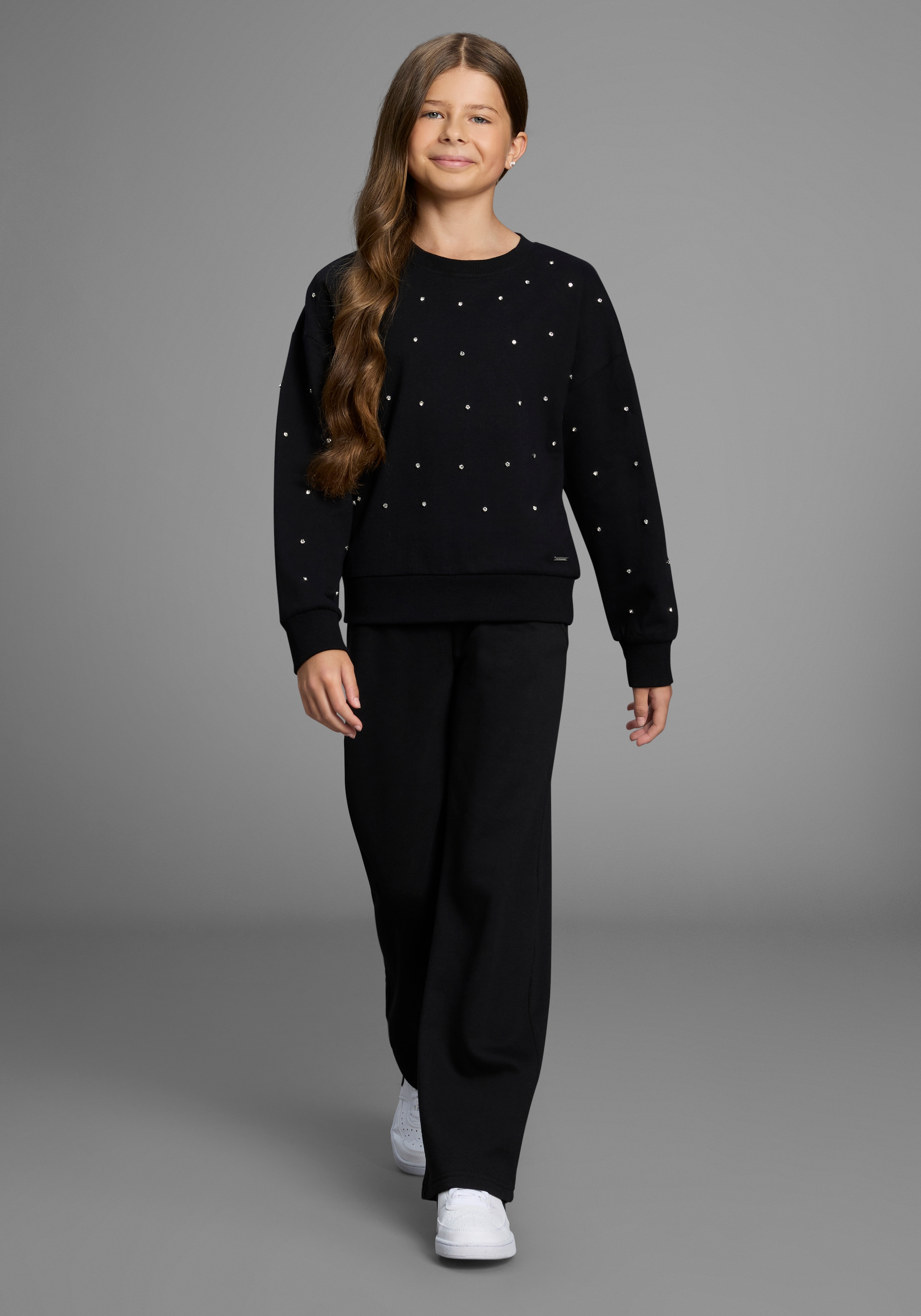Bruno Banani Sweatshirt »Kurzes Sweatshirt mit Strass-Steinen«, Für TEENS. Trendiges Shirt mit Strass-Steinen
