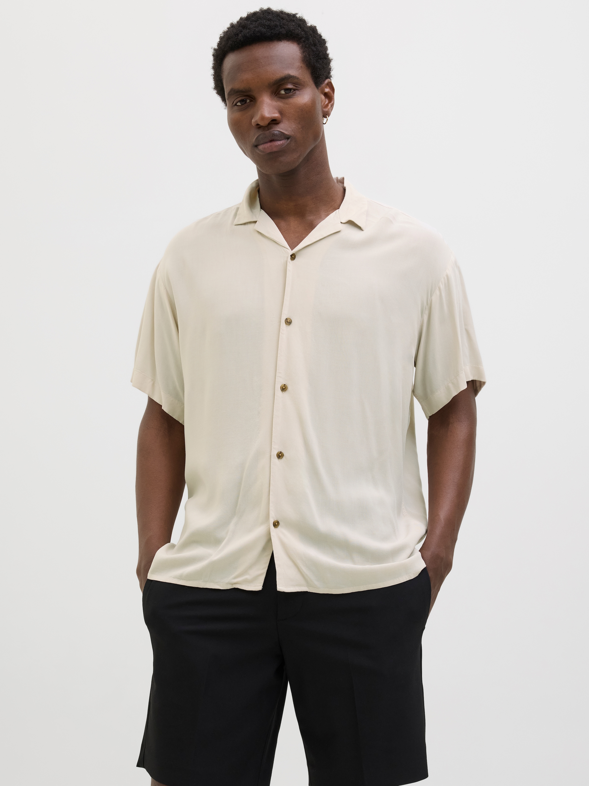 Jack & Jones Kurzarmhemd »JJEJEFF SOLID RESORT SHIRT S/S SN«, mit Resort Kragen