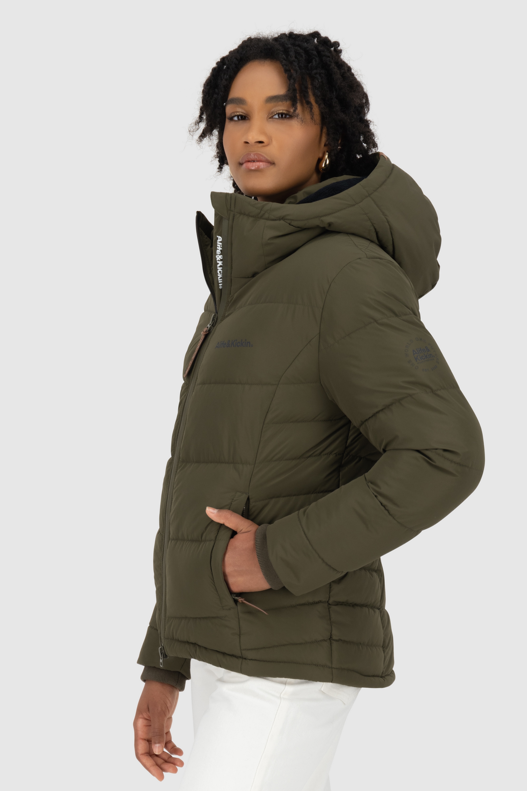 Alife & Kickin Winterjacke »Damen JuanaAK«, mit Kapuze, Kurze warme Jacke mit gefütterter Kapuze, in schmaler Passform