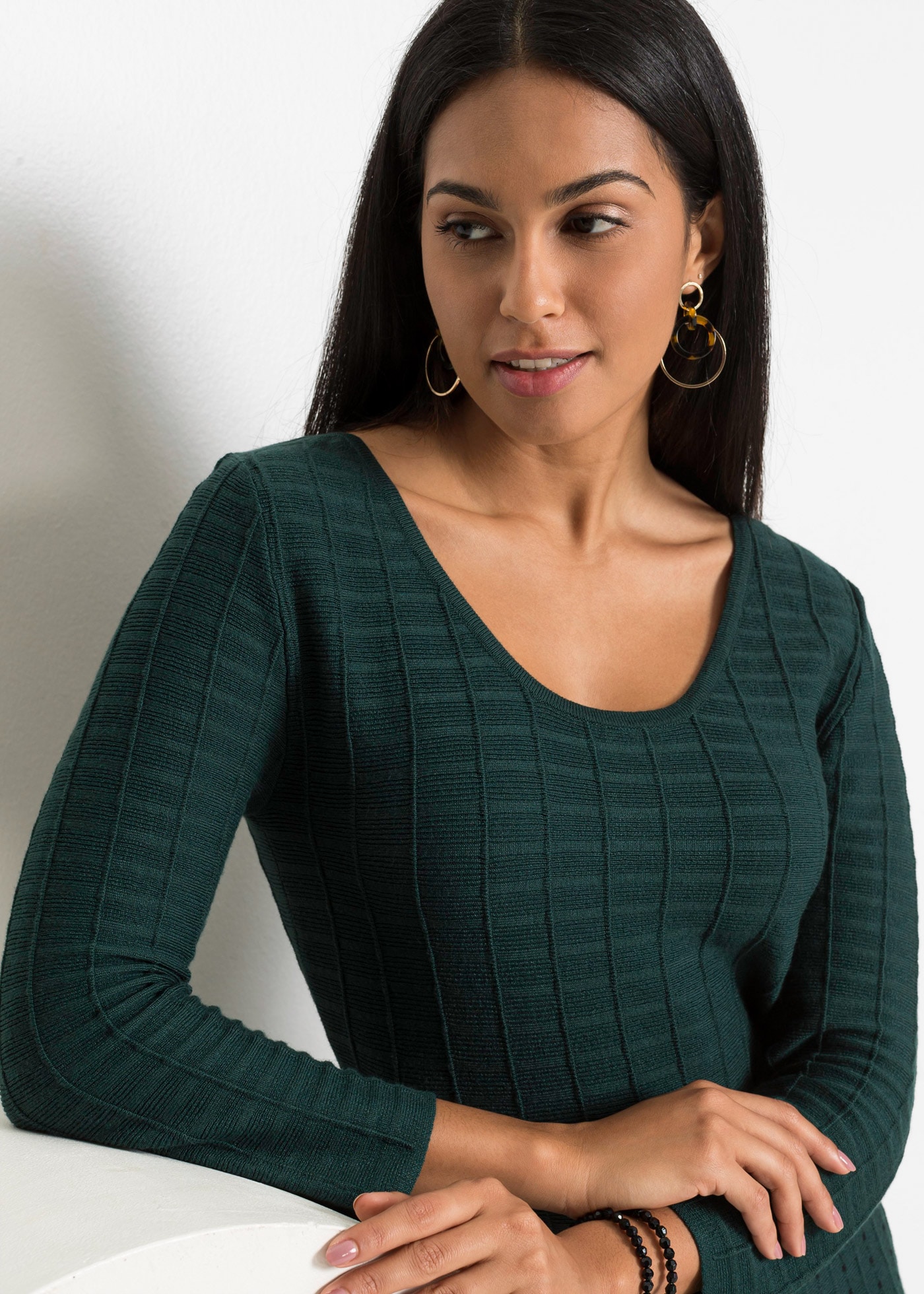 bonprix Strickkleid »Strickkleid aus fließendem Viskose-Mix« für besondere Anlässe, aus Viskose-Mix, ausgestellte Passform