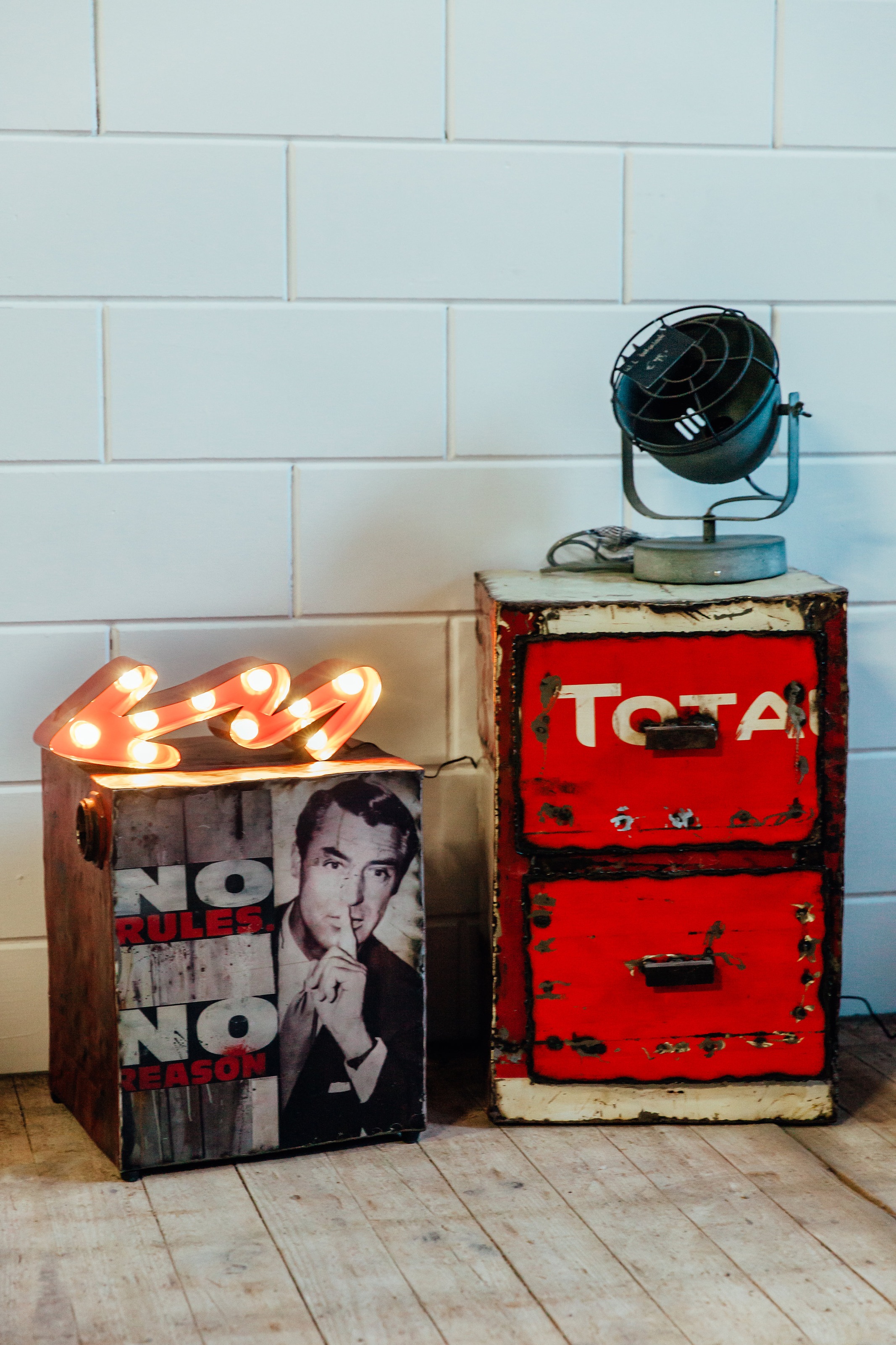 MARQUEE LIGHTS LED Dekolicht »Curved Arrow« LED-Modul 1 Stk. Warmweiß Wandlampe, Tischlampe Blitz-Pfeil 10 Leuchtmittel - 38x12cm