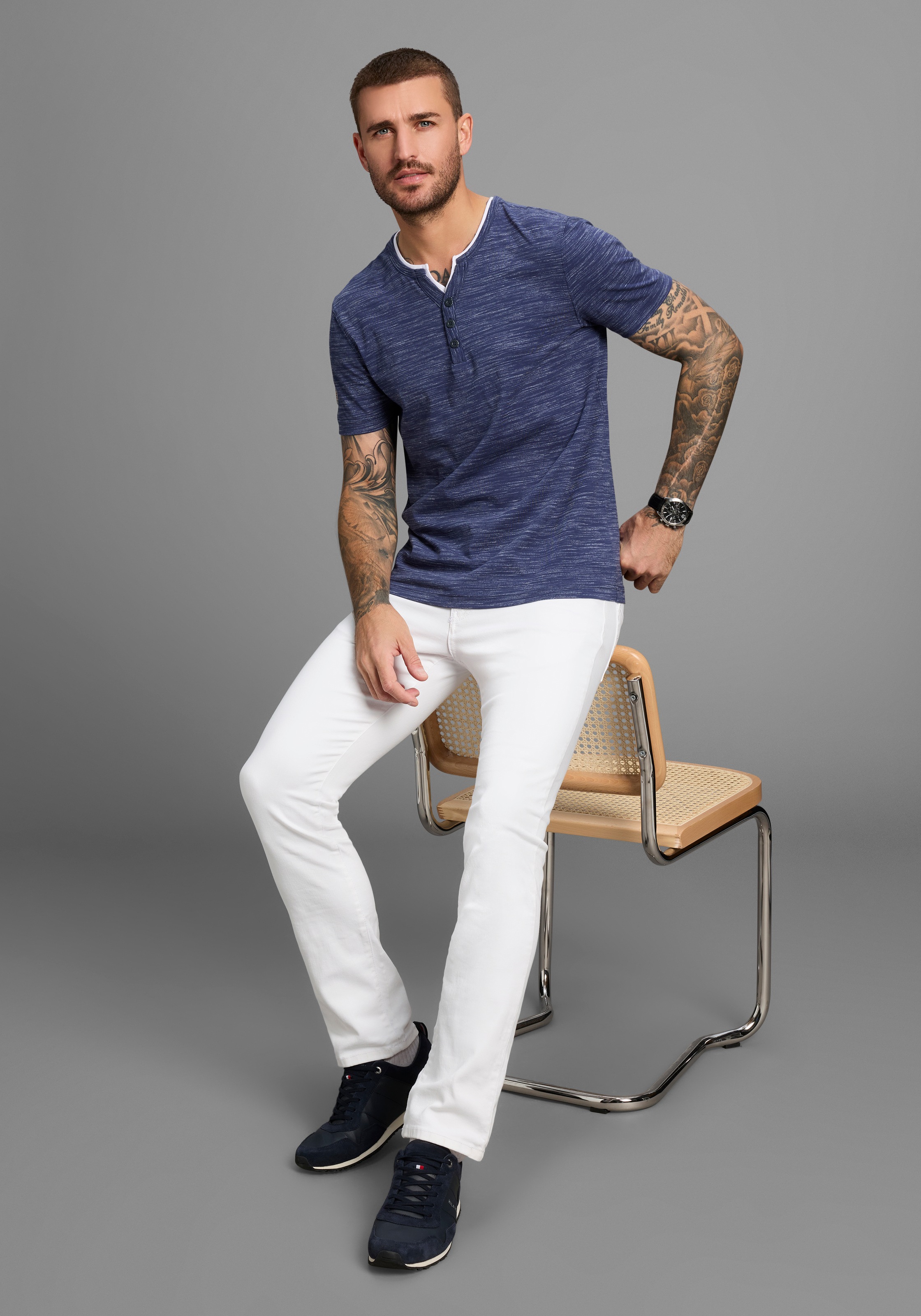 DELMAO Henleyshirt »Neue Kollektion!« mit Badge