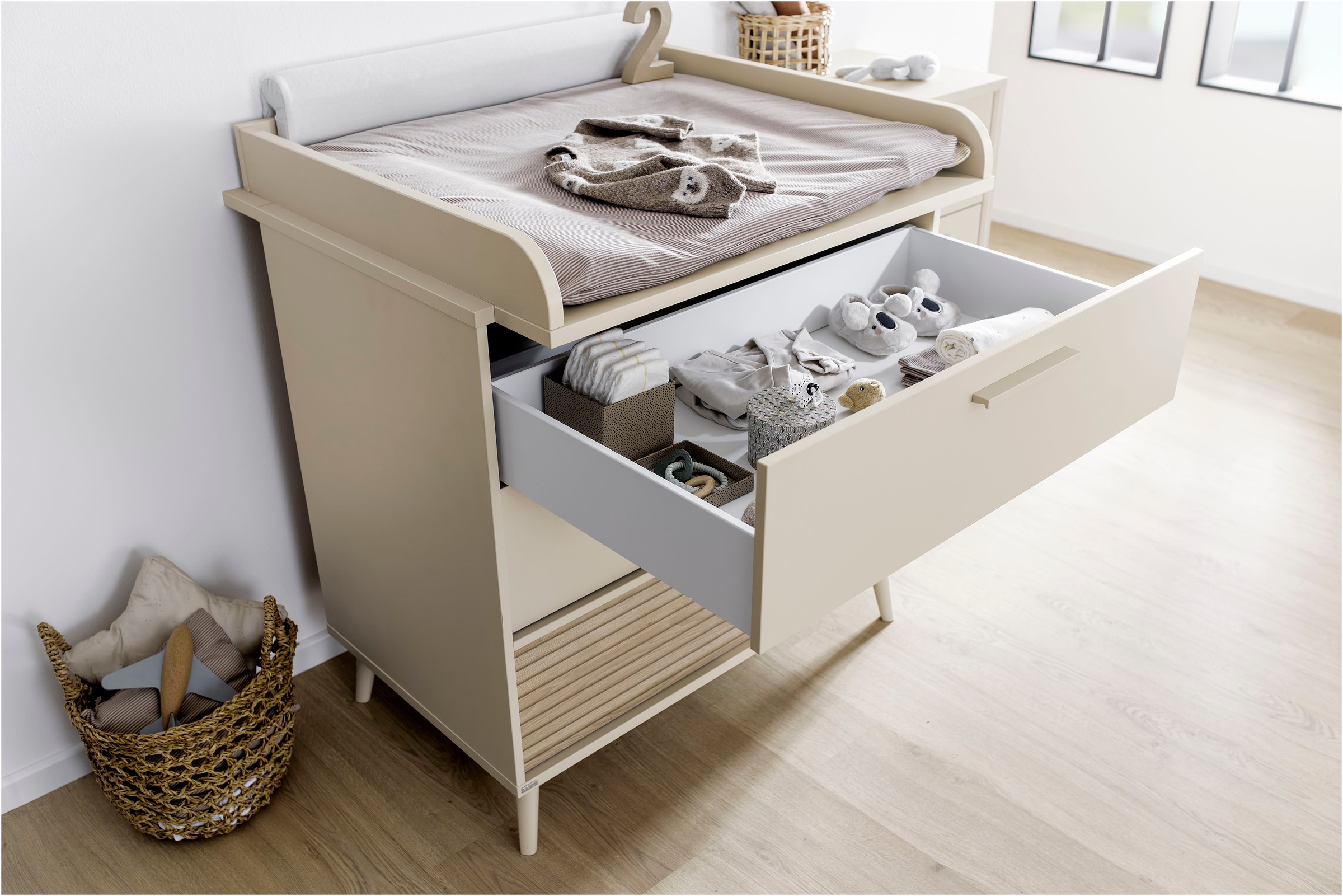 PAIDI Wickelkommode »EEFJE Kommode in modernem Design, Cashmere-Beige mit Groovy-Oak«, bis 50 kg, in verschiedenen Breiten und Ausführungen, 124 cm