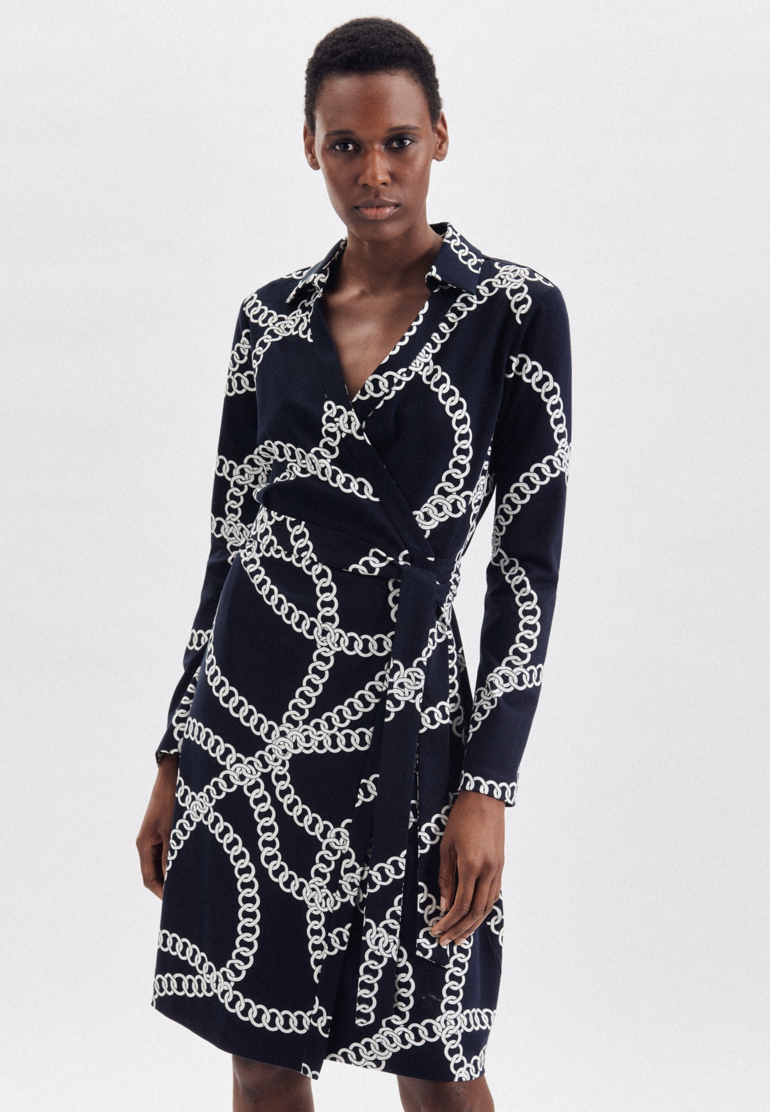 seidensticker Sommerkleid »Schwarze Rose«, Langarm V-Neck Kettenprint