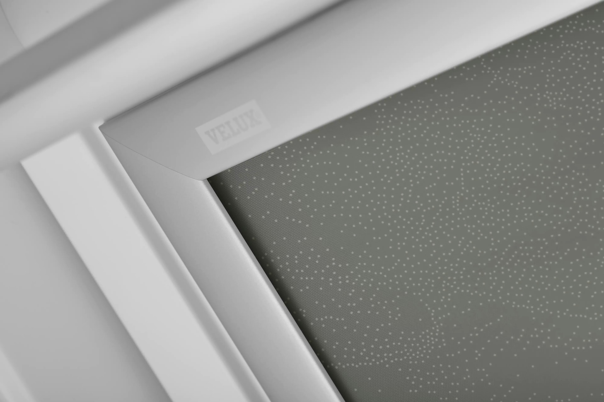 VELUX Verdunklungsrollo »DKL 4575S« verdunkelnd ohne Bohren in Führungsschienen alufarbene Führungsschienen & Griffleiste