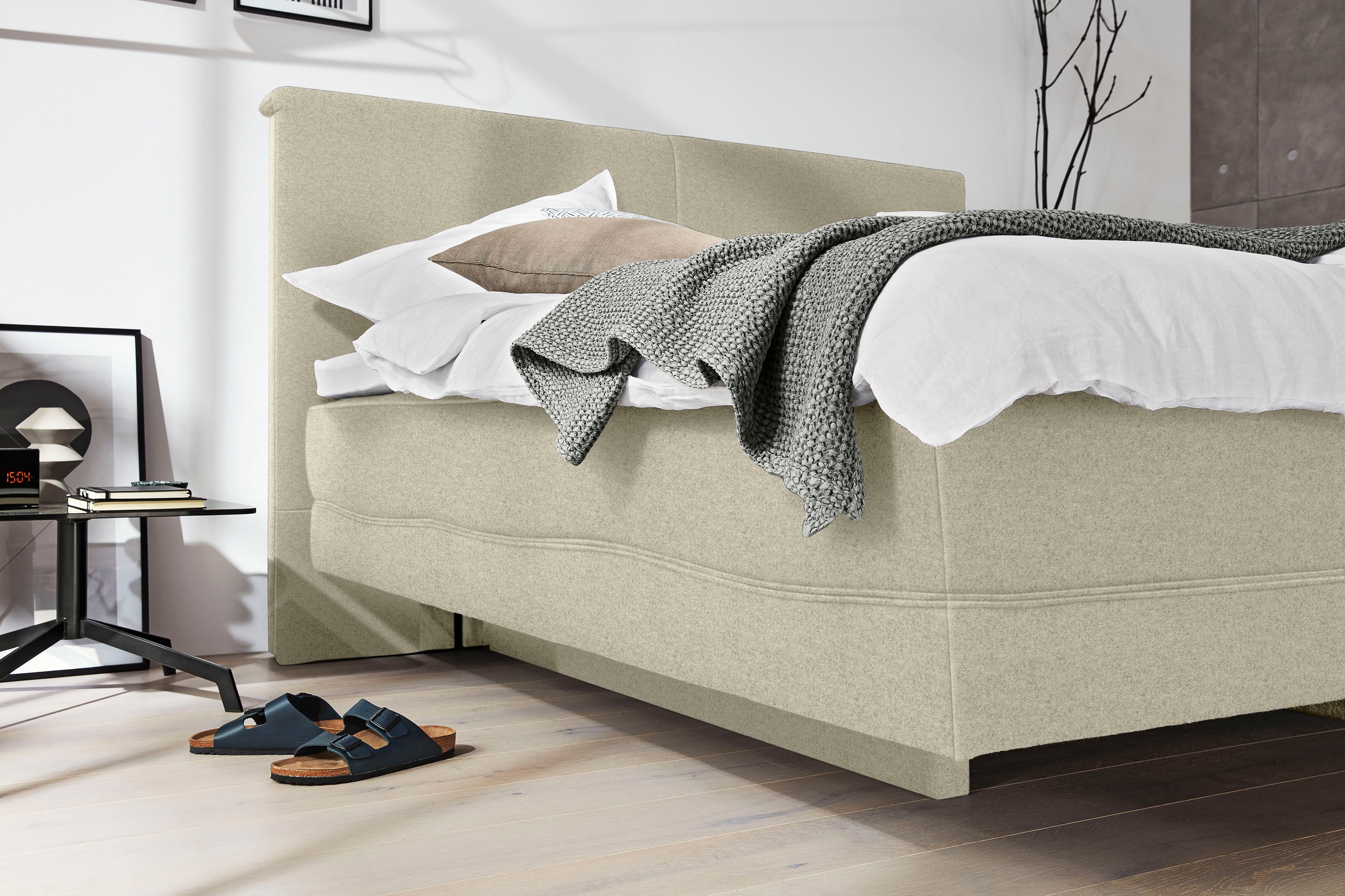 Birkenstock Boxspringbett »Arran«, in Schwebeoptik, mit glattem Kopfteil, Kopfteilhöhe 124 cm