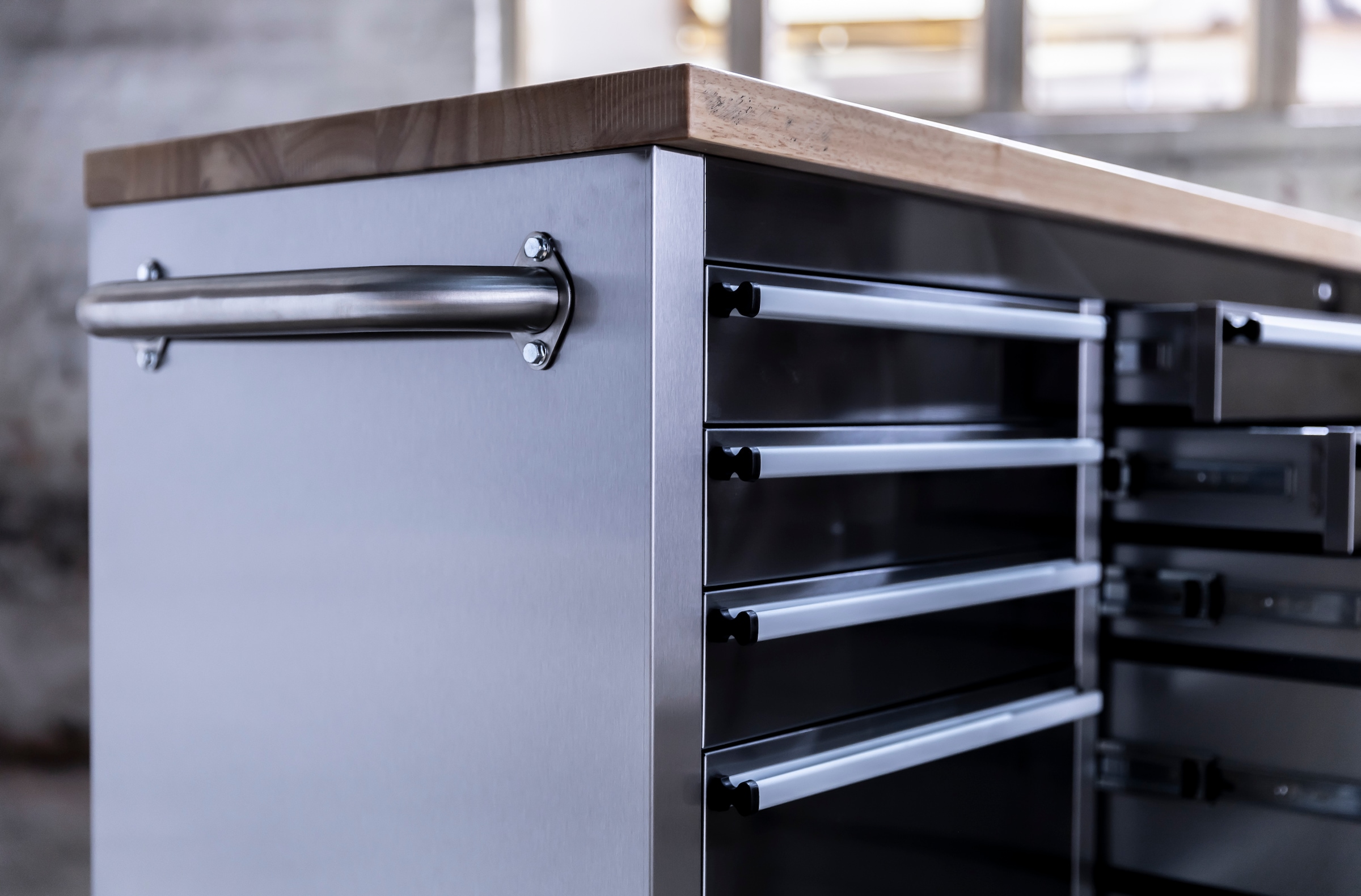 ONDIS24 Werkstattwagen »Werkzeugwagen aus Edelstahl mit 15 Schubladen« fahrbar, kugelgelagerten Schubladen, abschließbar, Massivholzplatte