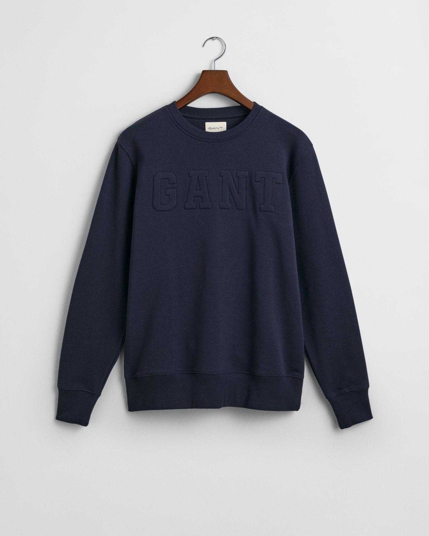 Gant Sweatshirt »EMBOSSED C-NECK SWEAT« eine erhabene GANT-Grafikprägung auf der Brust