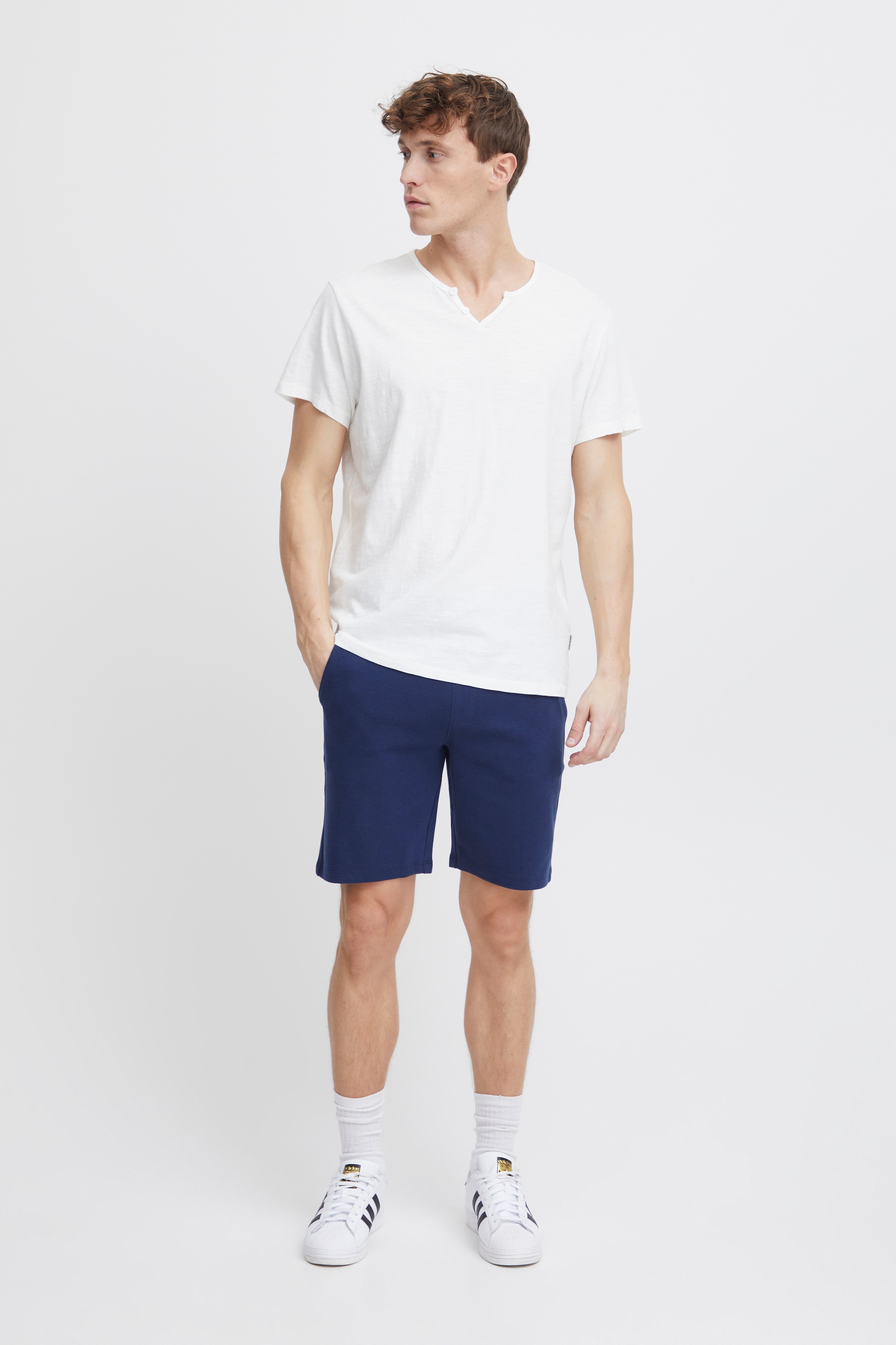 Blend T-Shirt »BHAshton split neck tee« mit Deko-Knopfdetail am Ausschnitt