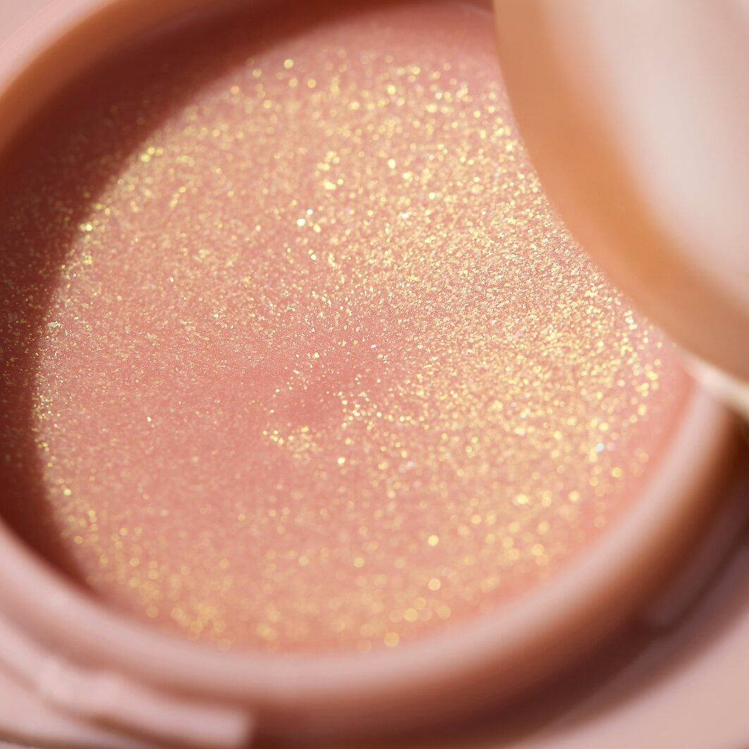 Catrice Lippenbalsam »KISS & GLOW Shimmer Lip Balm«, (Set, 4 tlg.), Goldene Schimmerpartikel für strahlende, gepflegte Lippen.