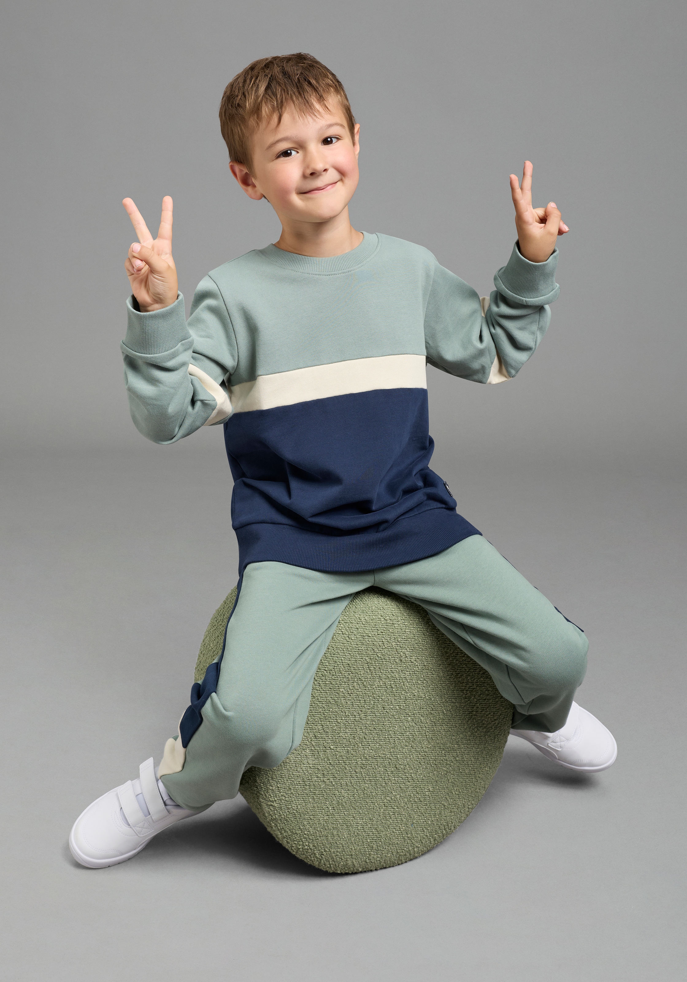 Scout Sweatshirt »Rundhals-Sweat mit kontrastfarbigen Einsätzen - NEU von SCOUT«, Rundhals, Langarm, hüftbedeckende Länge, mit Badge-Applikation
