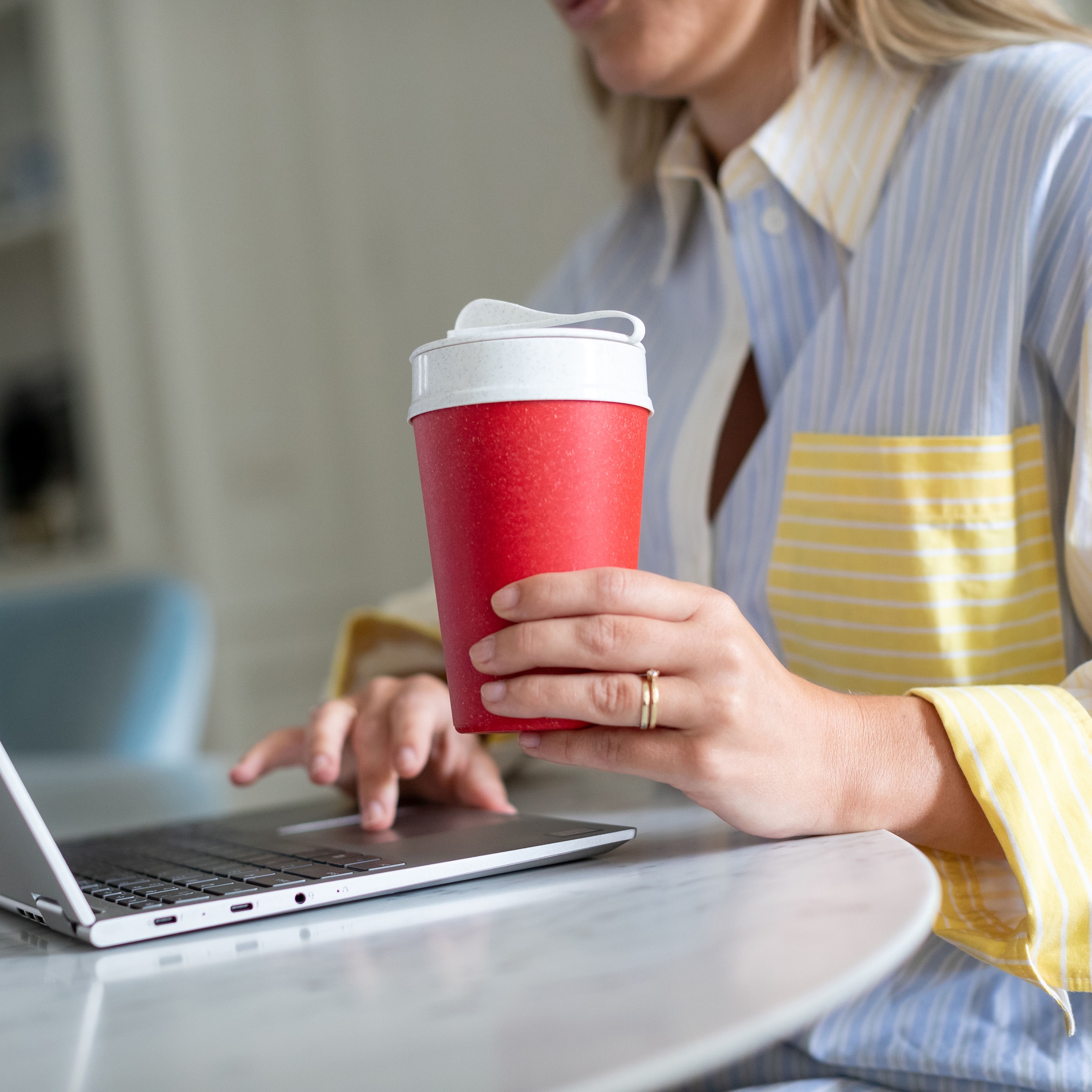 KOZIOL Coffee-to-go-Becher »ISO TO GO«, (1 tlg.), 100% biobasiertes Material,doppelwandig,melaminfrei,recycelbar,400ml