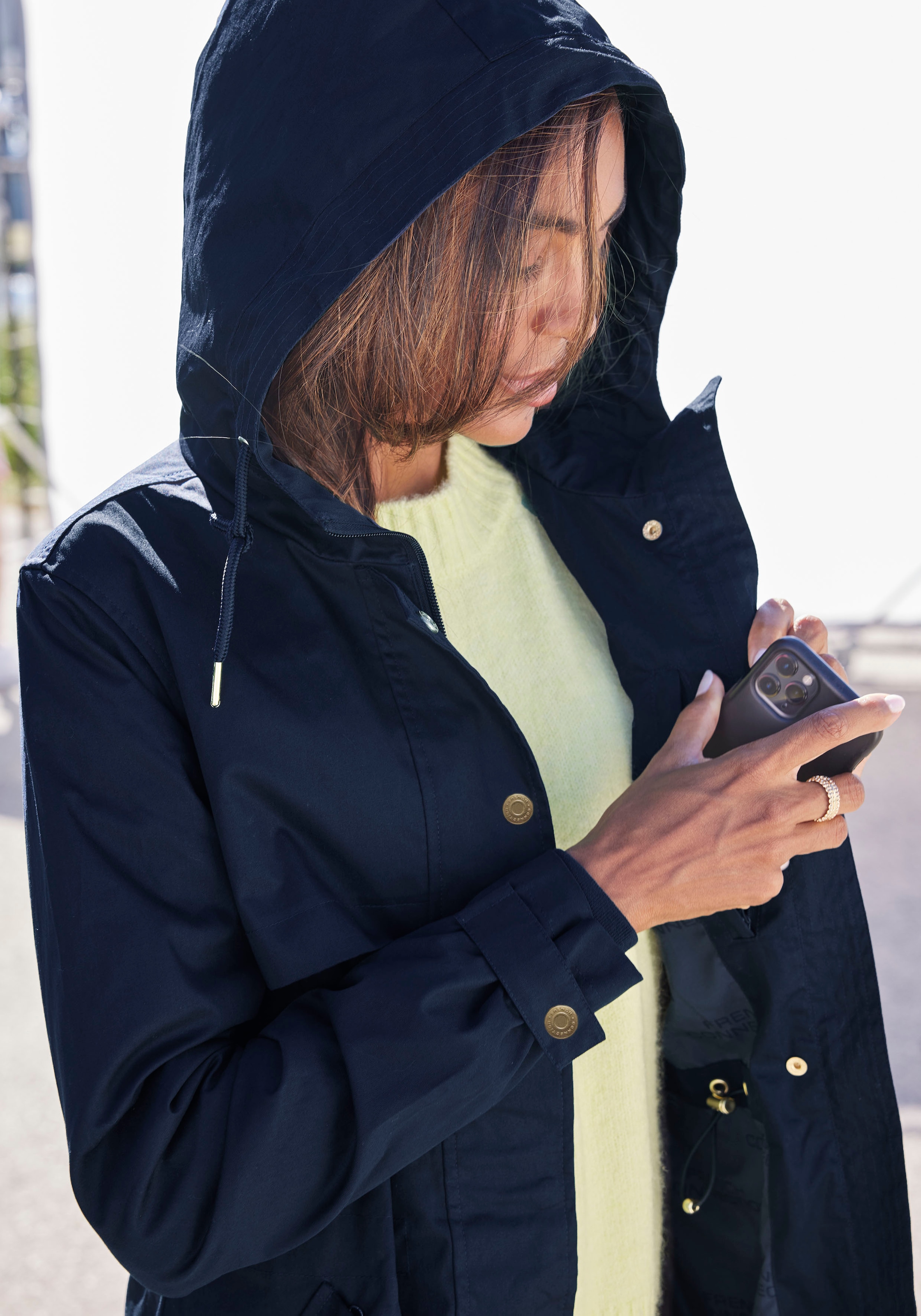 French Connection Outdoorjacke, mit Kapuze, Saumschlitz mit Druckknöpfen auf der Rückseite