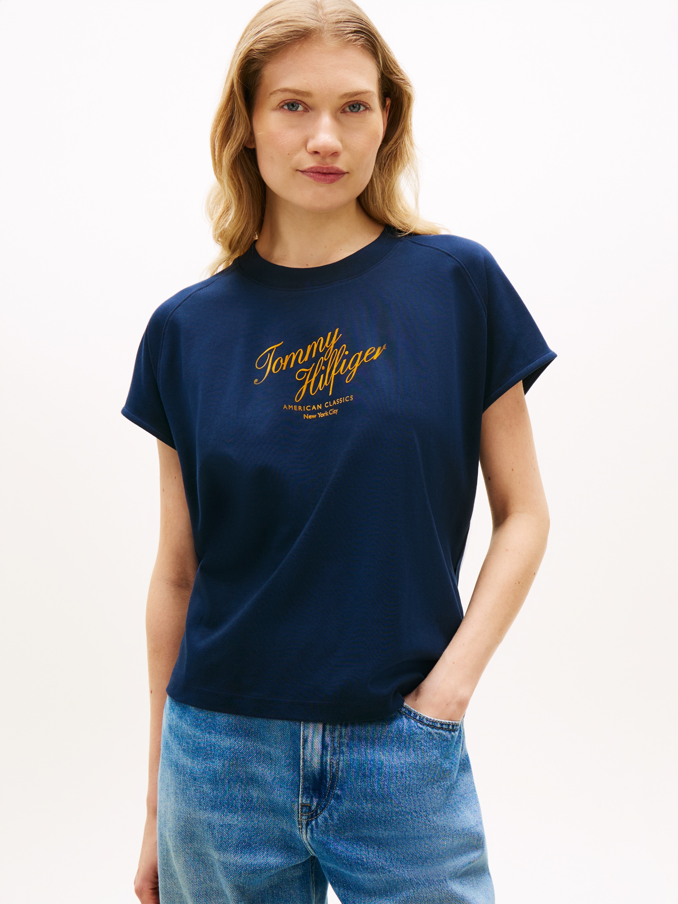 Tommy Hilfiger Kurzarmshirt »SEASONAL SCRIPT CAP SLV TEE« mit Raglanärmeln, Relaxed Fit