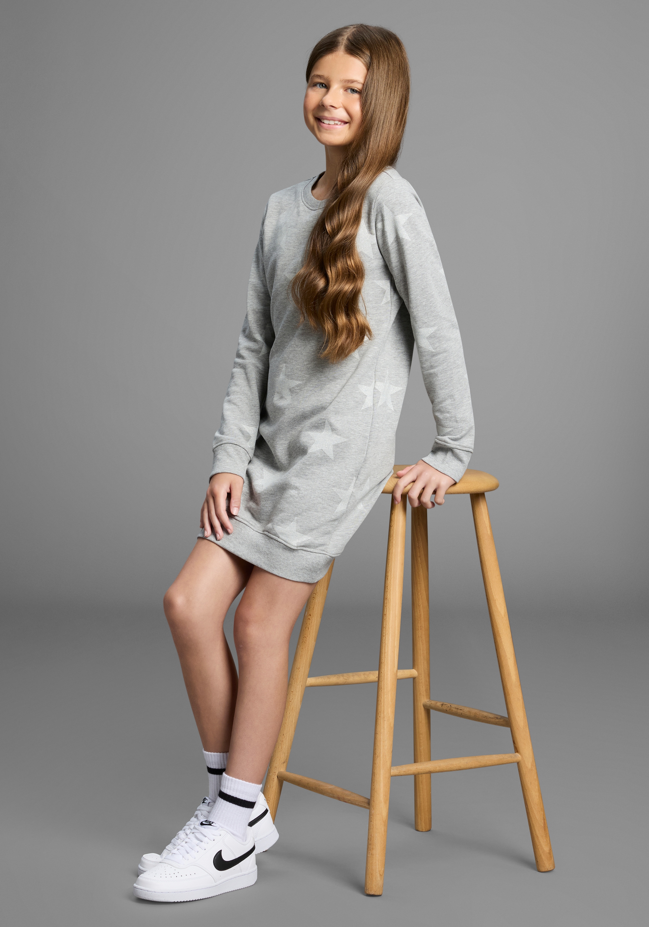 KIDSWORLD Sweatkleid »Sterne-Allover Kleid«, für den Alltag, ca. Mitte Oberschenkel Länge, sportlicher Touch
