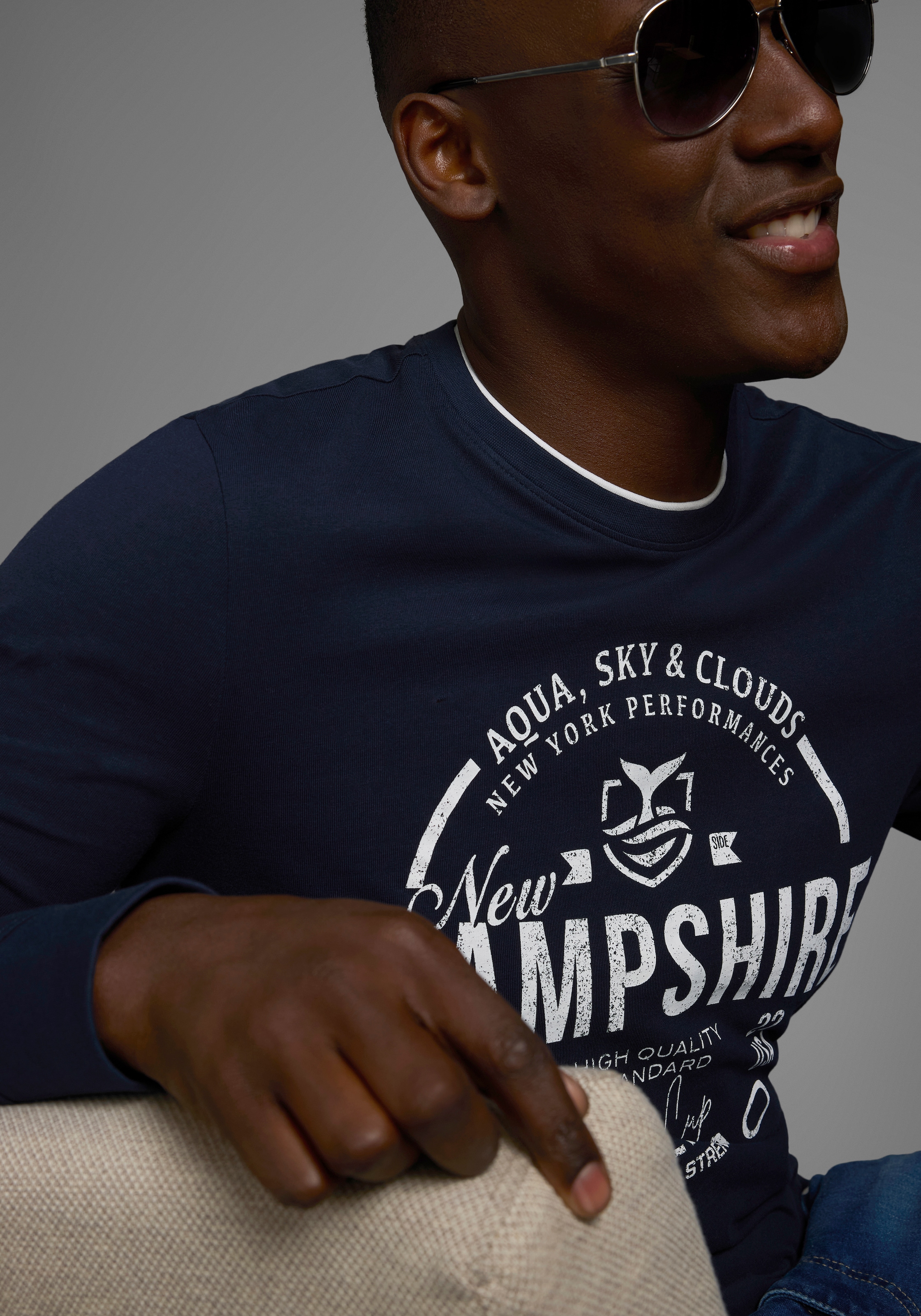 DELMAO Langarmshirt, mit modernem Print - NEUE KOLLEKTION