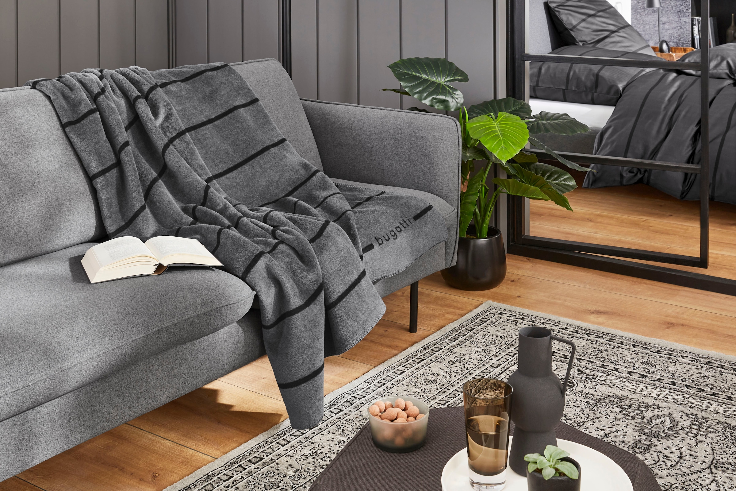 bugatti Wohndecke, mit filigranen Streifen, Kuscheldecke