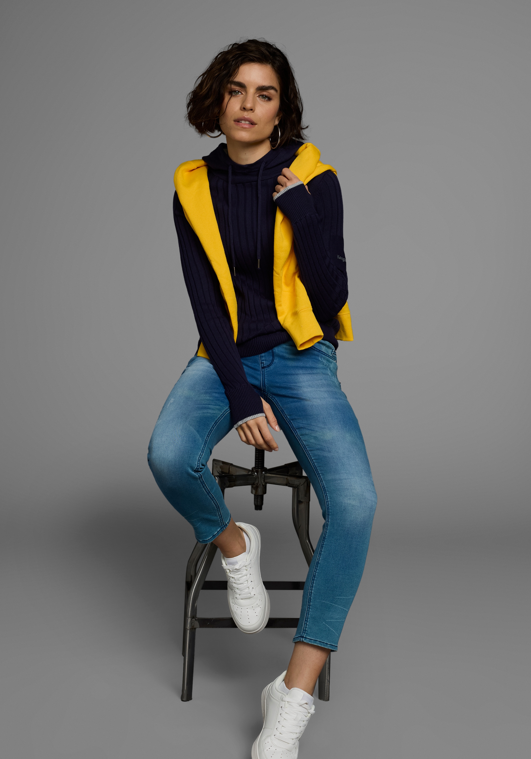 KangaROOS Strickpullover, mit kontrastfarbener Kapuzeninnenseite und Logodruck auf dem Arm