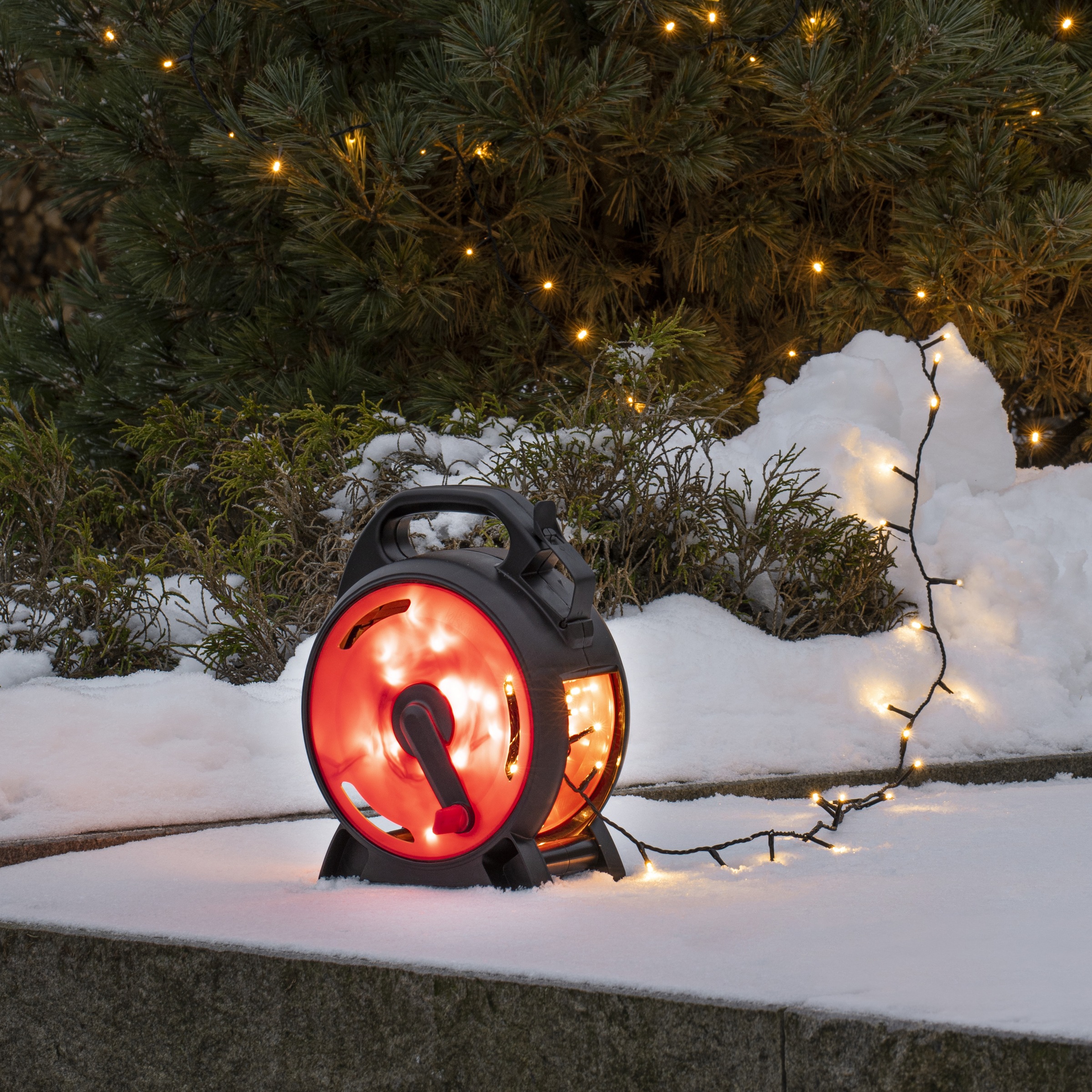 KONSTSMIDE LED-Lichterkette »Weihnachtsdeko aussen«, 400 St.-flammig, Micro LEDs mit Kabelaufroller, schwarz-rot, 400 warm weiße Dioden