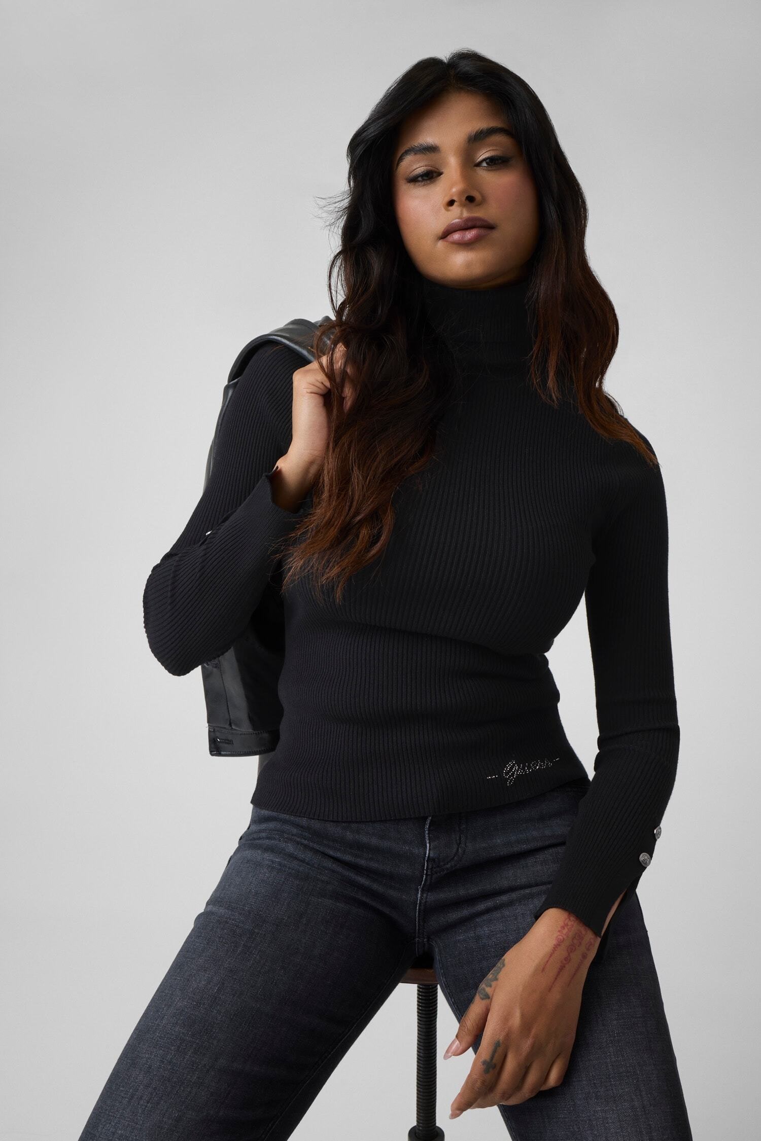 Guess Rollkragenpullover »LS TN ELLIE SWTR« in gerippter Struktur, Knopf-Details