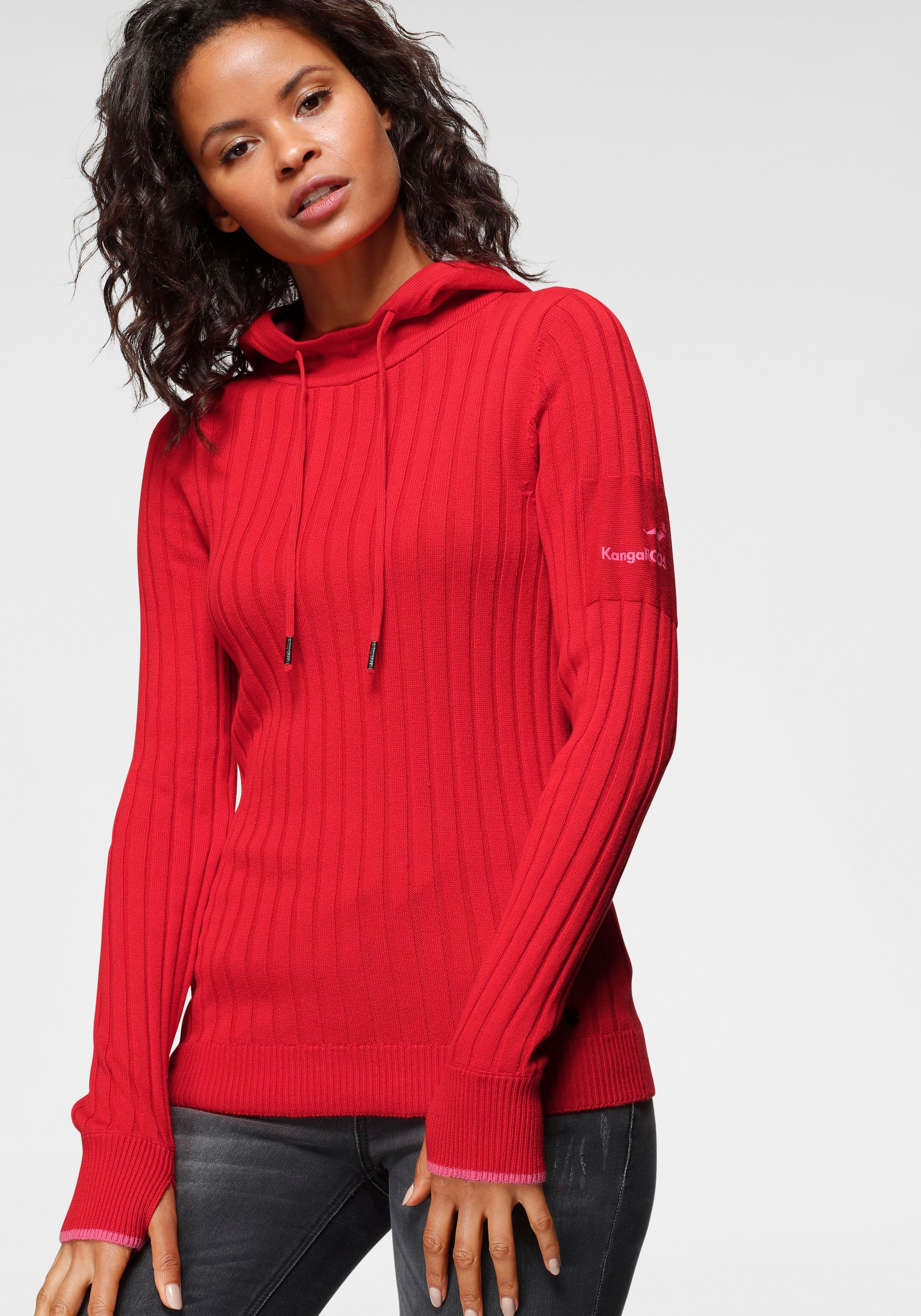 KangaROOS Strickpullover, mit kontrastfarbener Kapuzeninnenseite und Logodruck auf dem Arm