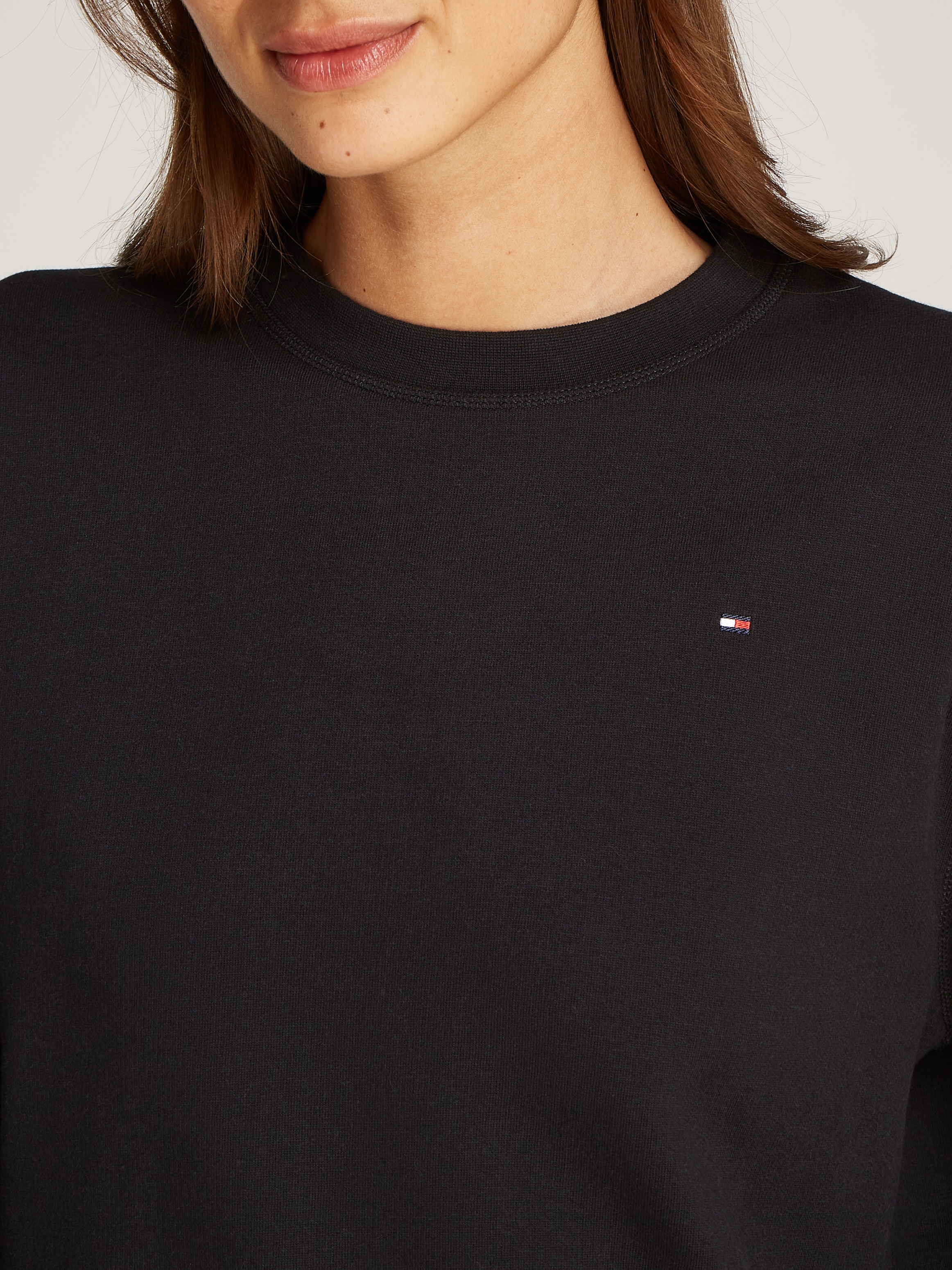 Tommy Hilfiger Sweatshirt »REG FLAG ON CHEST SWTSHRT«, mit Logo-Stickerei