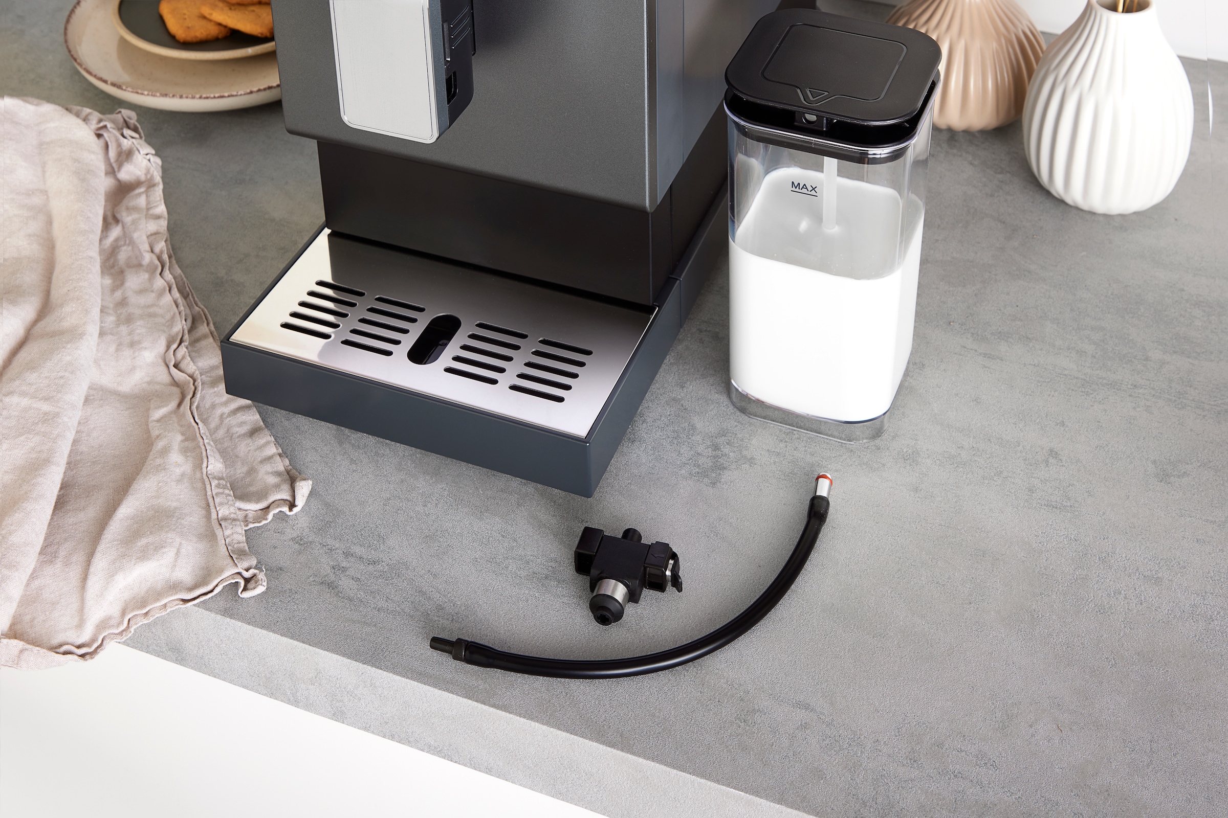 Hanseatic Kaffeevollautomat »HACM121470ST«, magnetisch, abnehmbare Tassenabstellfläche, zwei separate Milchtanks