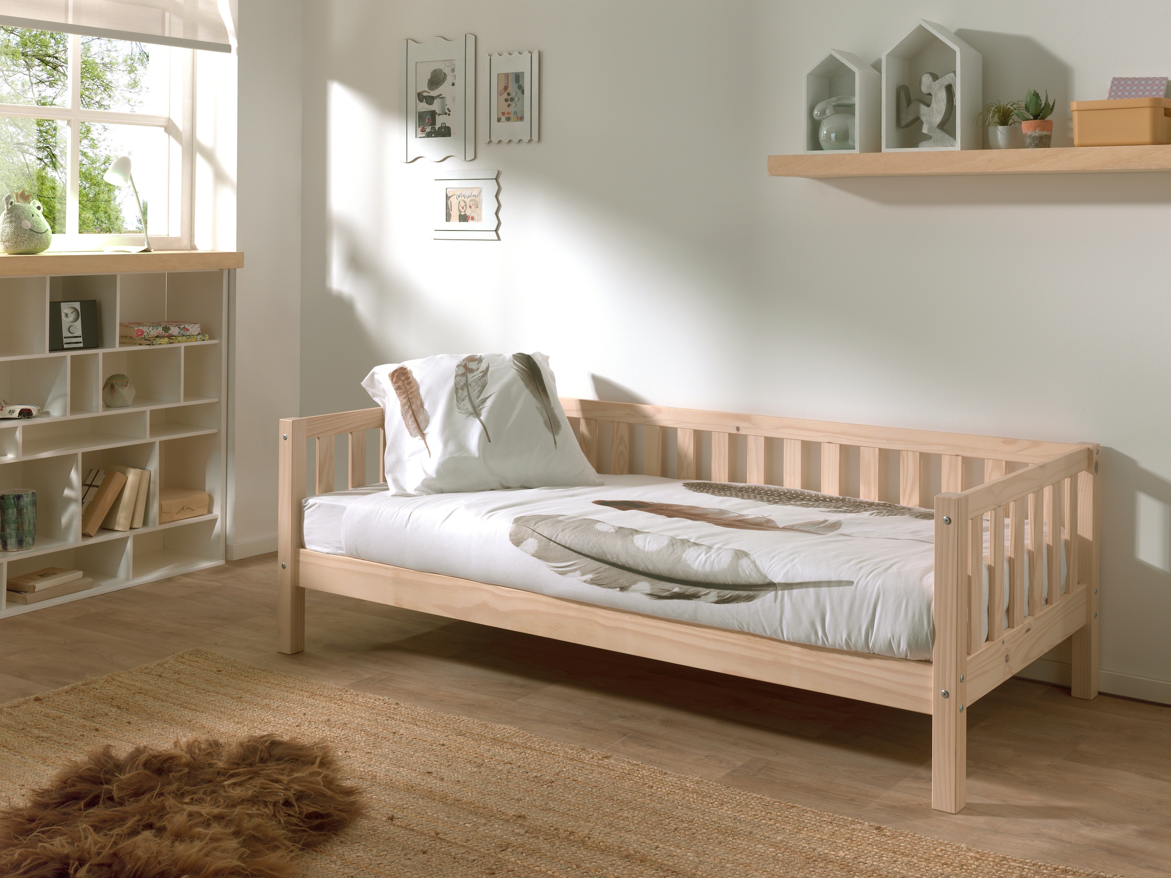 Vipack Einzelbett »Sprossenumrandung, Kiefer massiv, stabil gebaut und zeitloses Design«, (B/H/T ca. 211,2x68x97,8cm, Ausf. Milky Pine oder Weiß), inkl. Rolllattenrost, mit oder ohne Bettschublade