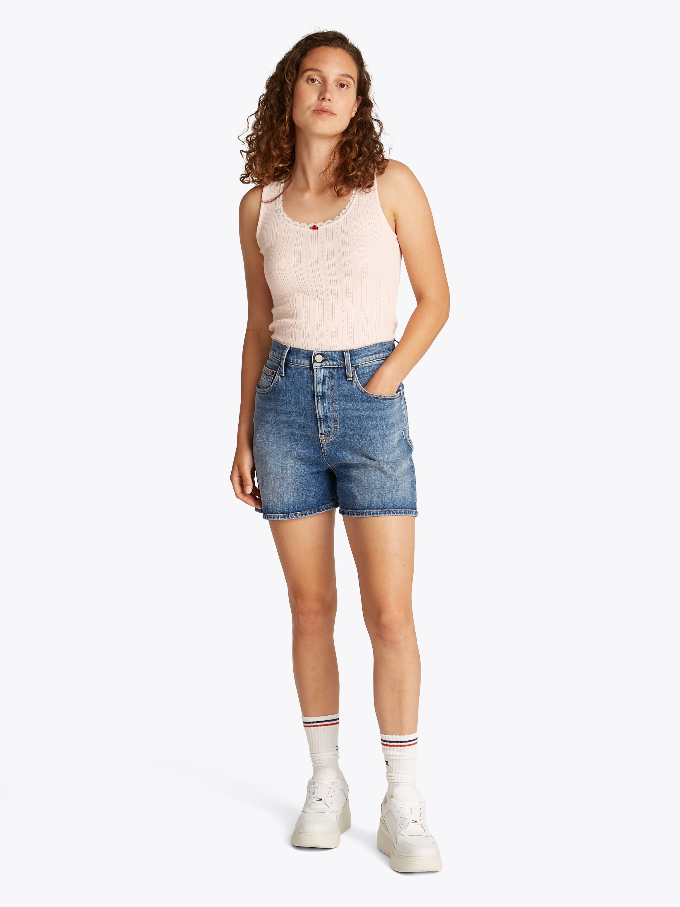 Tommy Jeans Shorts »MOM SHORT BI0134«  mit Logo-Badge, in blauer Waschung