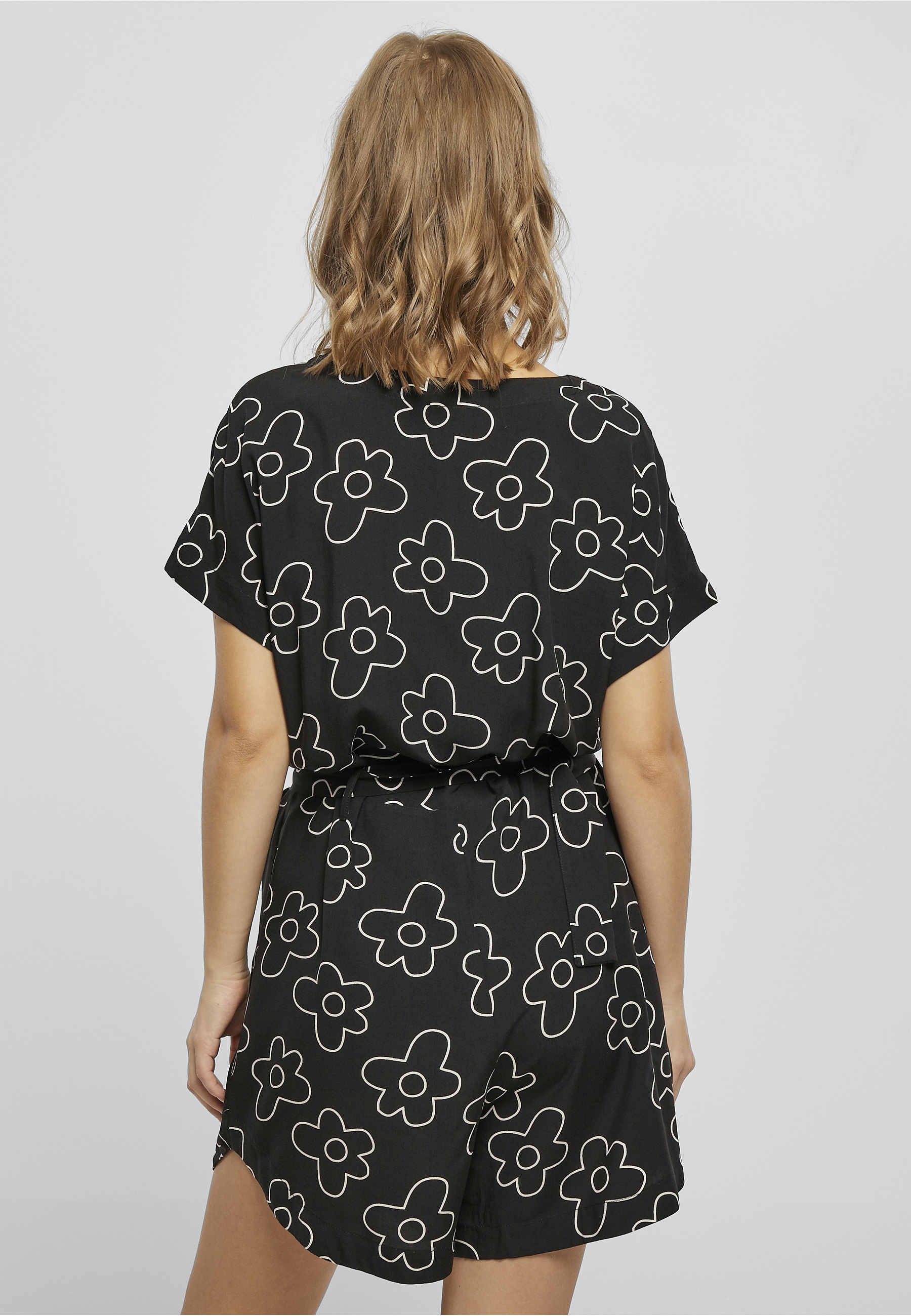 URBAN CLASSICS Jumpsuit »Urban Classics Damen Ladies Short Viscose Belt Jumpsuit« 1 Stk.