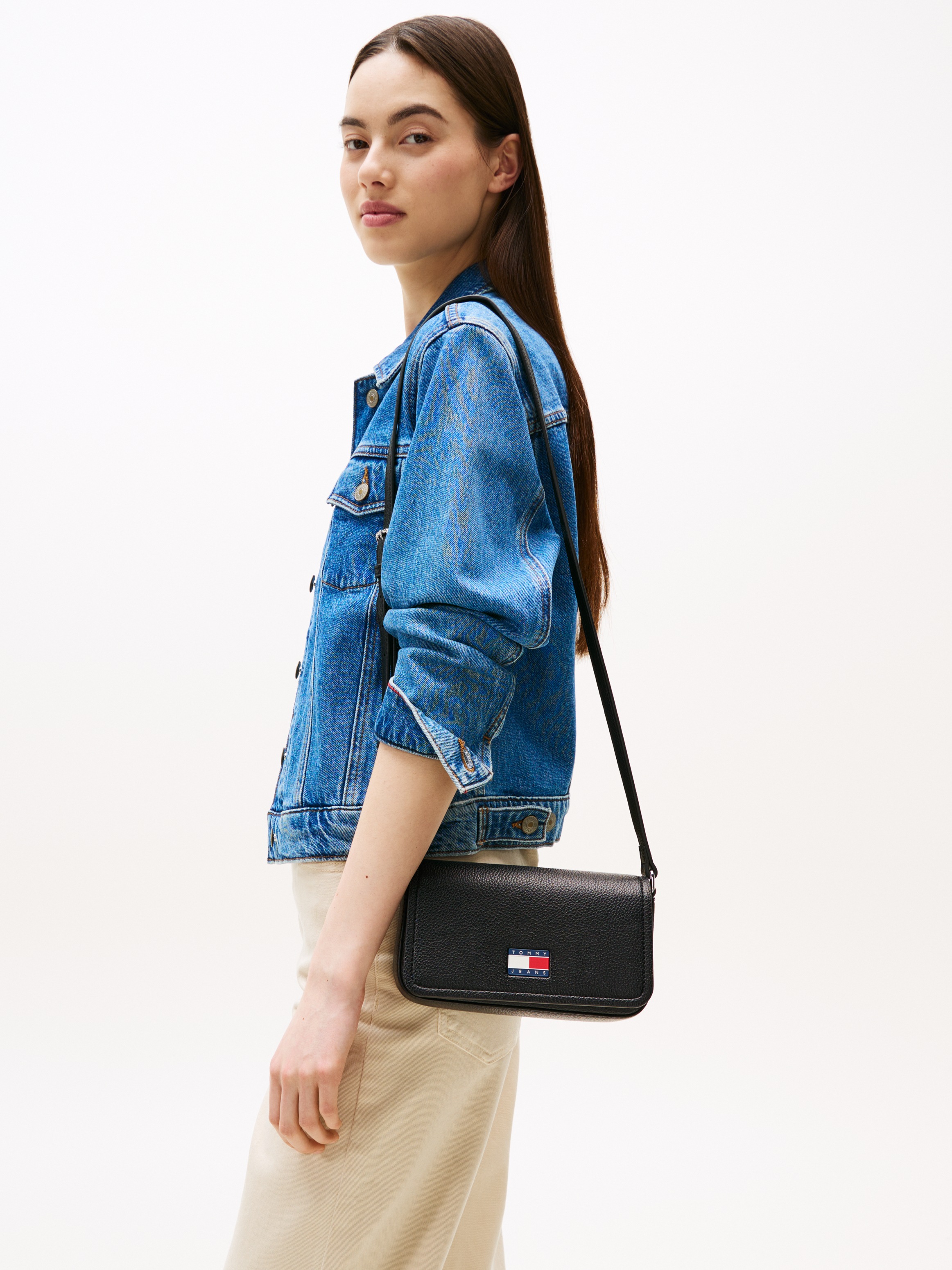 Tommy Jeans Umhängetasche »TJW MUST FLAP CROSSOVER«, Damen Schultertasche, Minibag mit Tommy-Schmuckemblem