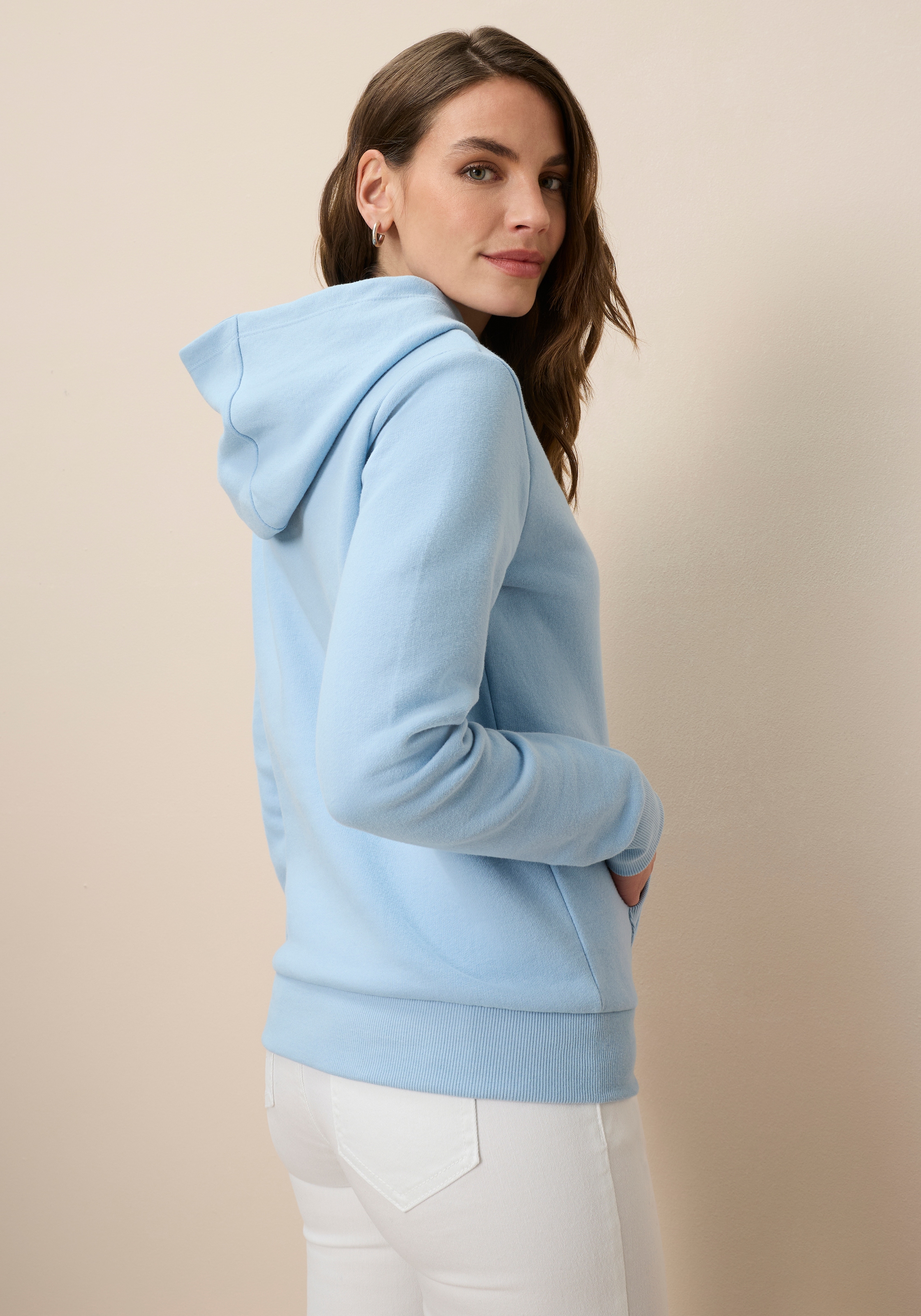 Tamaris Kapuzensweatshirt , figurumspielender Schnitt mit Tasche
